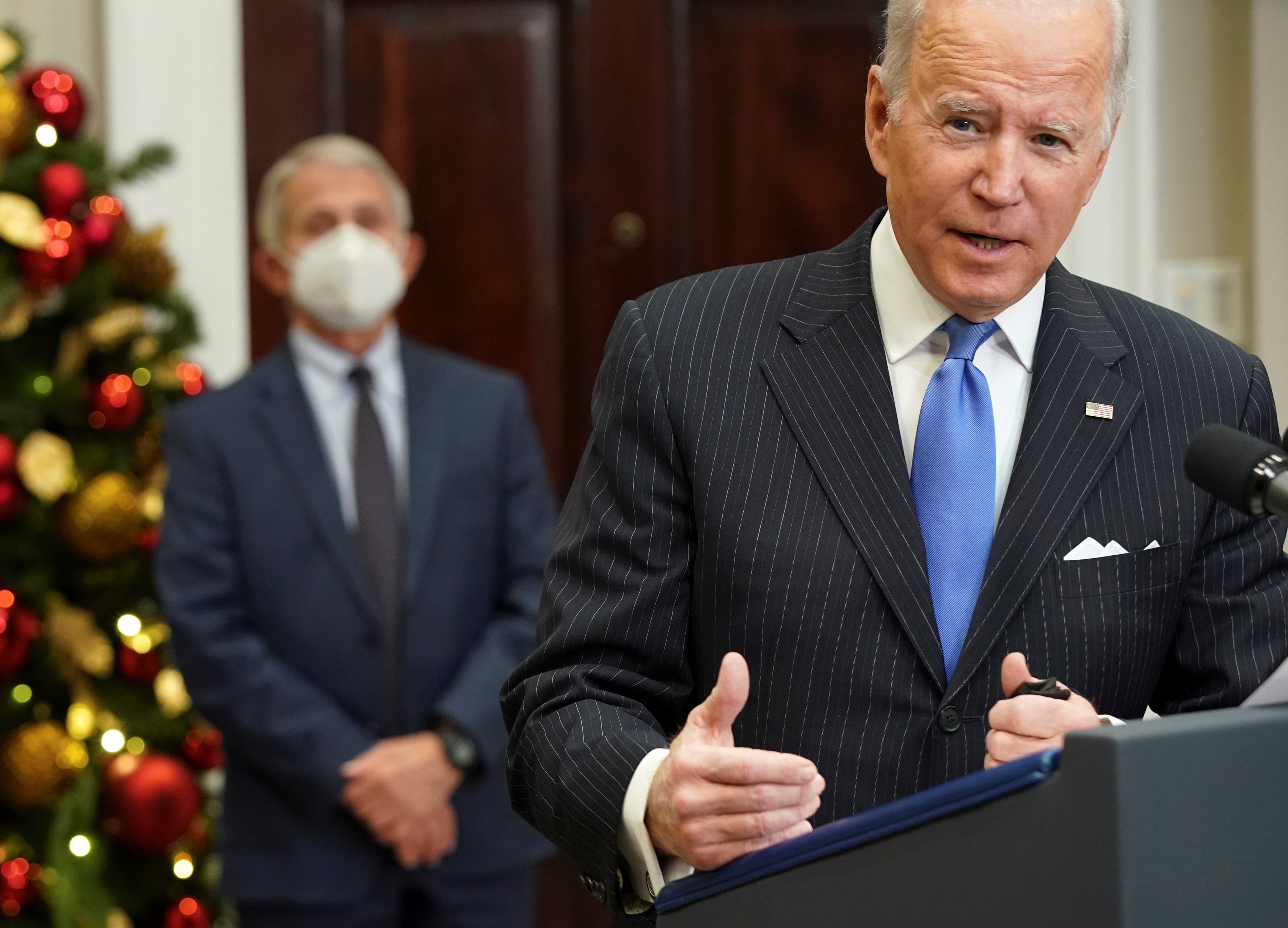 Dr Anthony Fauci kuulab, kuidas USA president Joe Biden esitab 29. novembril 2021 Washingtonis Valges Majas värskenduse Omicroni variandi kohta. REUTERS/Kevin Lamarque