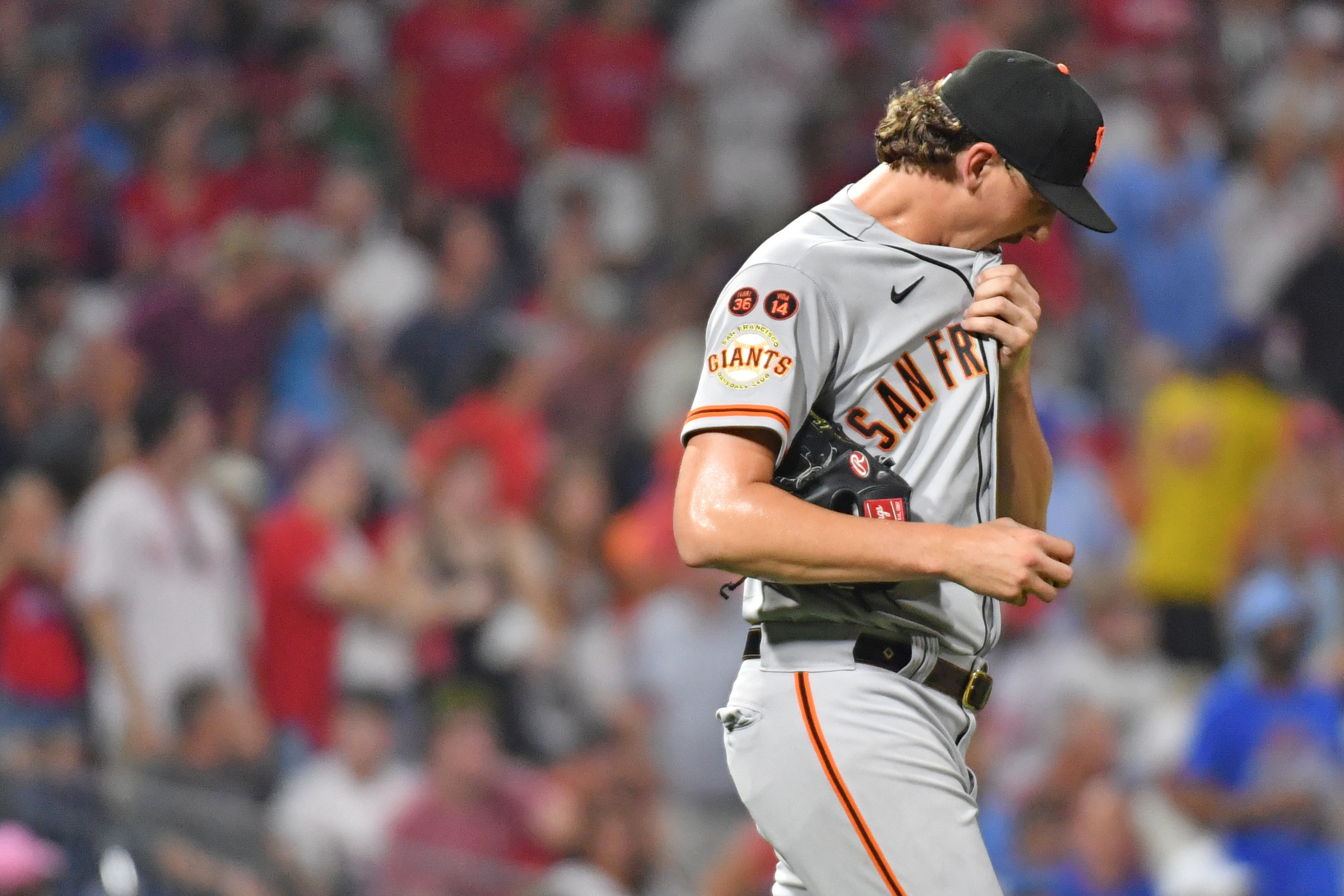 Unconventional manner, but Giants hold on to beat Phillies 4-3