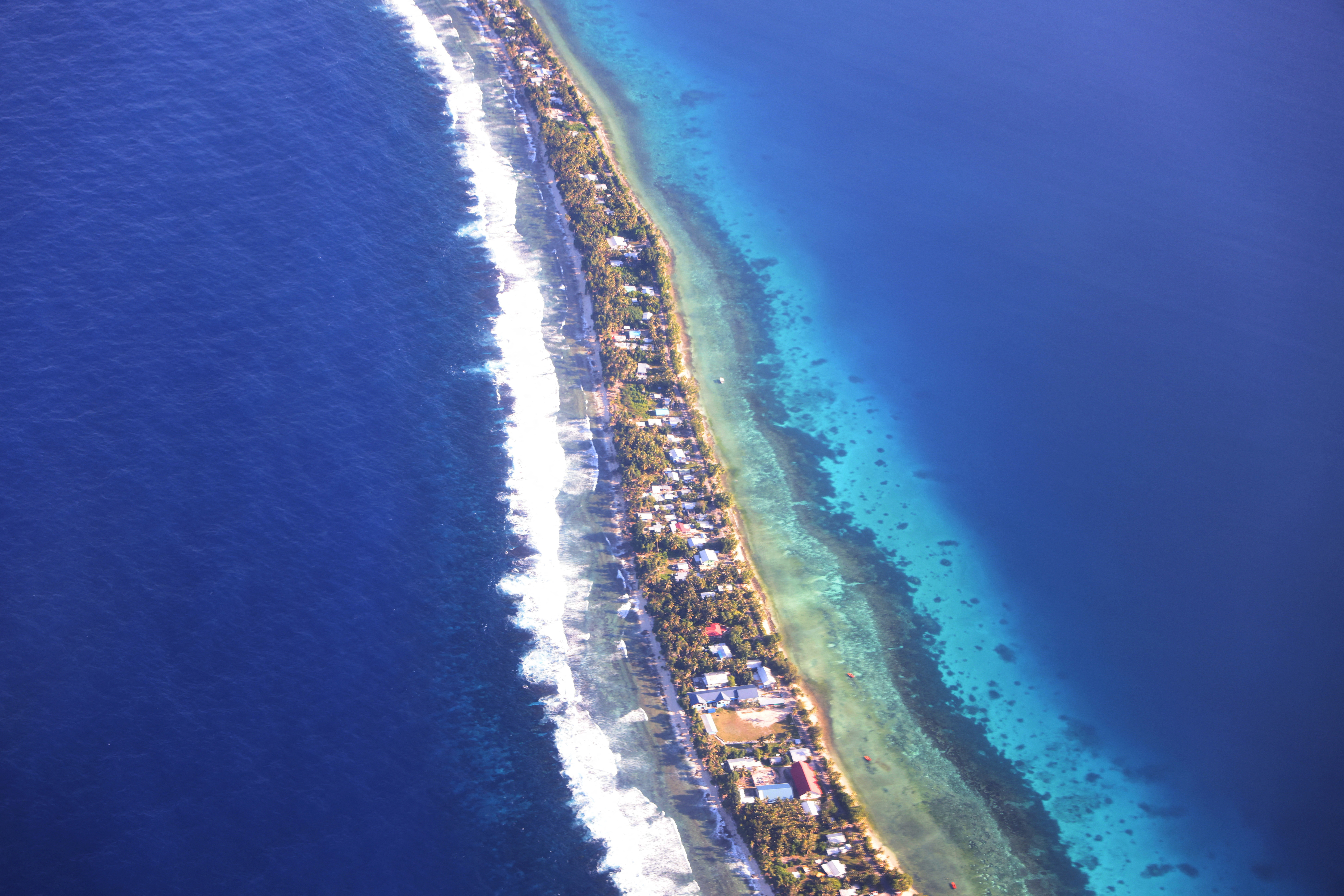 TUVALU～ツバル('99独) アングル：領土沈んでも国として存続を、水没危機のツバルが国際社会に