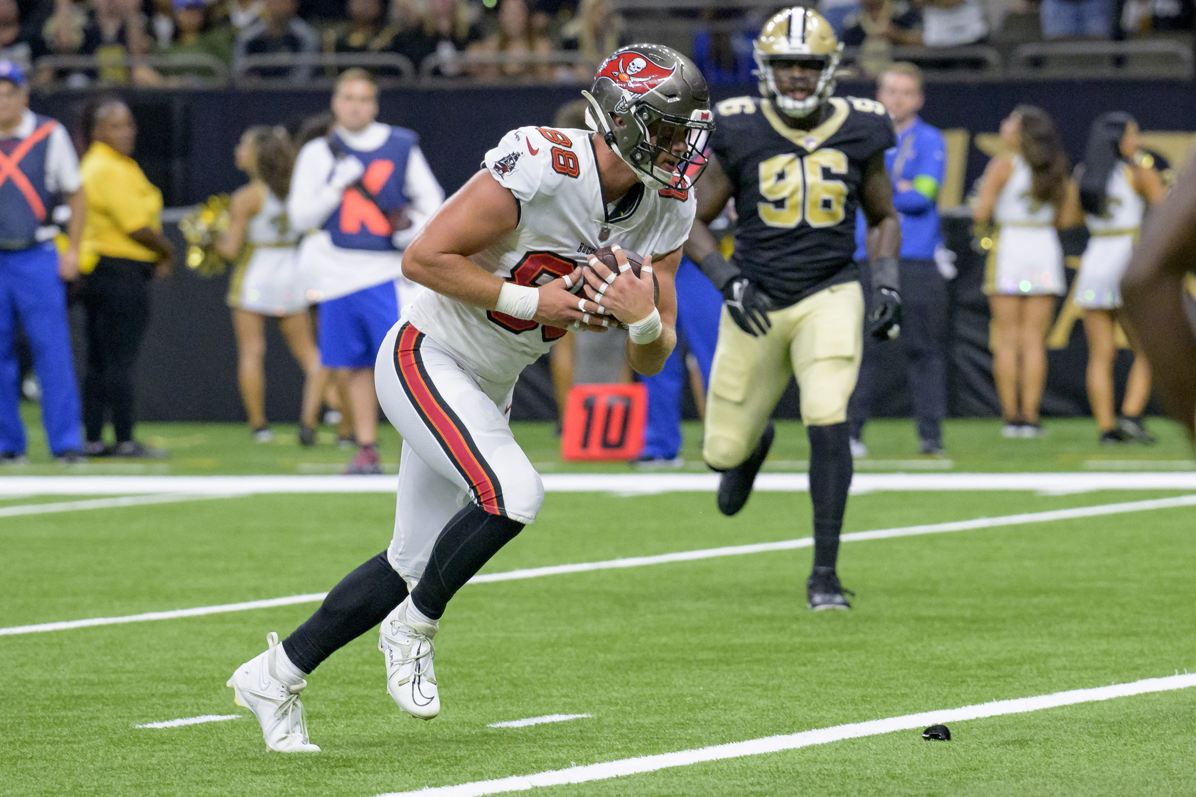 Baker Mayfield guides Bucs past Saints, Derek Carr