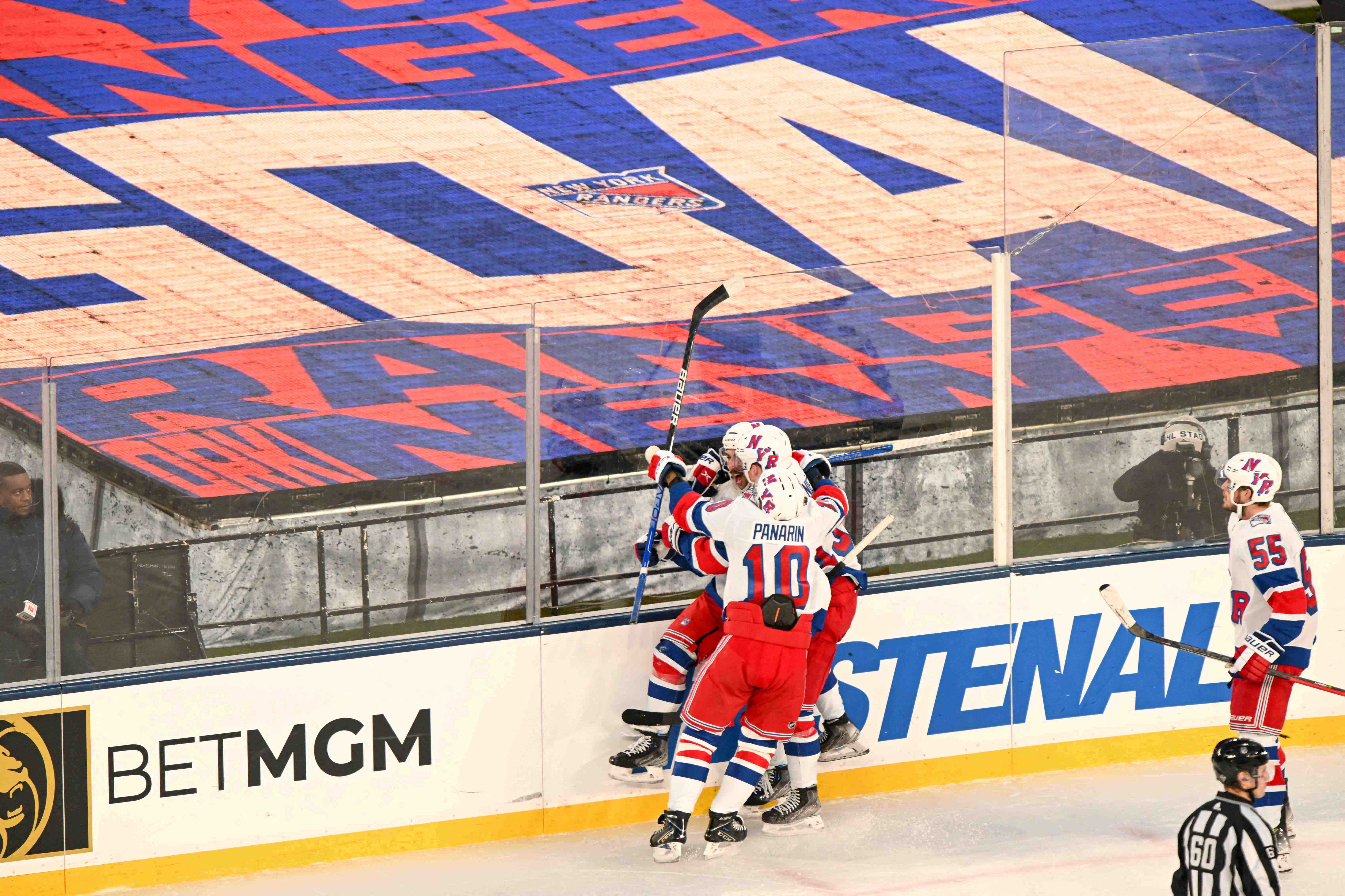 Rangers complete furious comeback against Isles in Stadium Series game