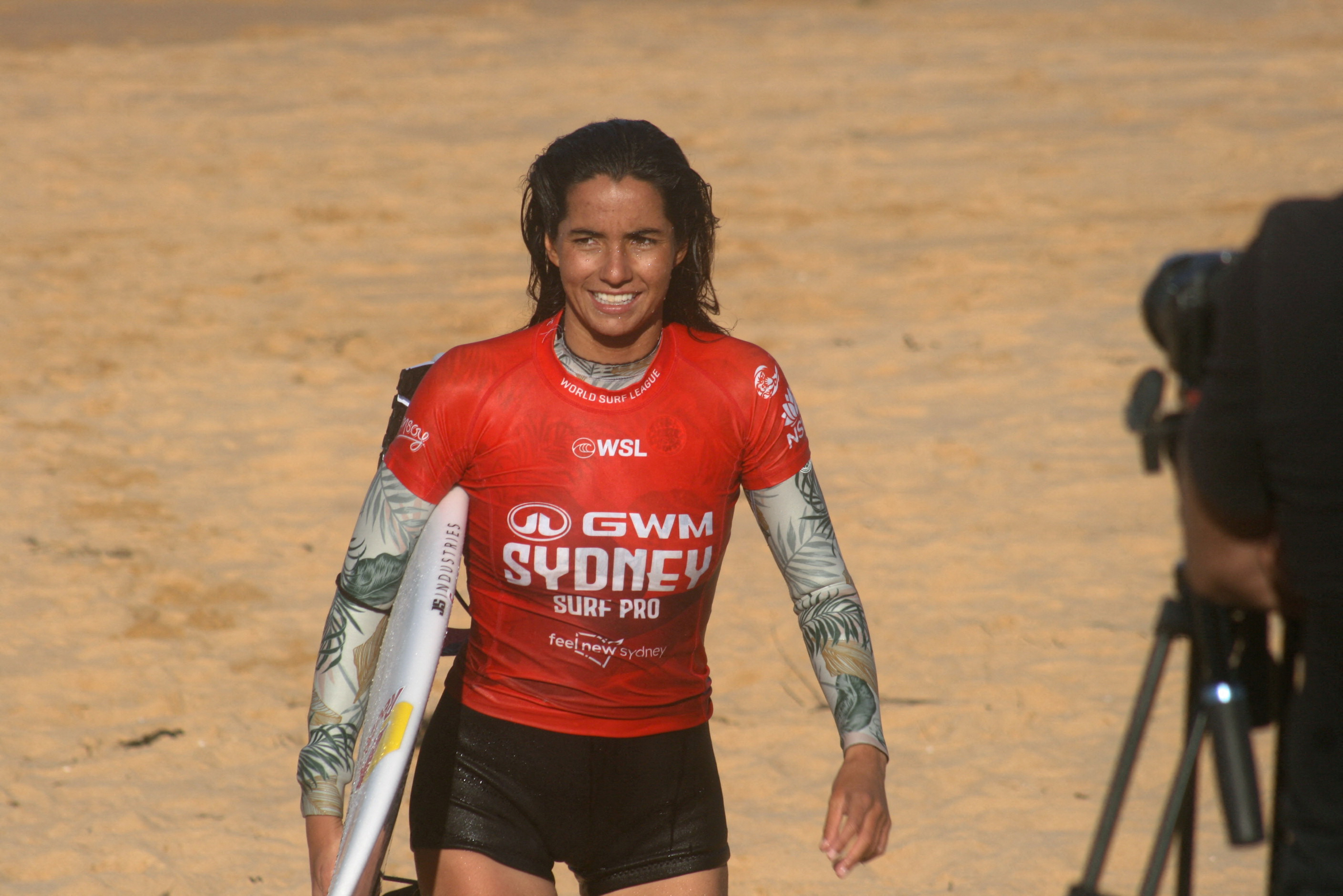 La surfista portuguesa Teresa Bonvalot tras ganar su ronda en el Sydney Surf Pro