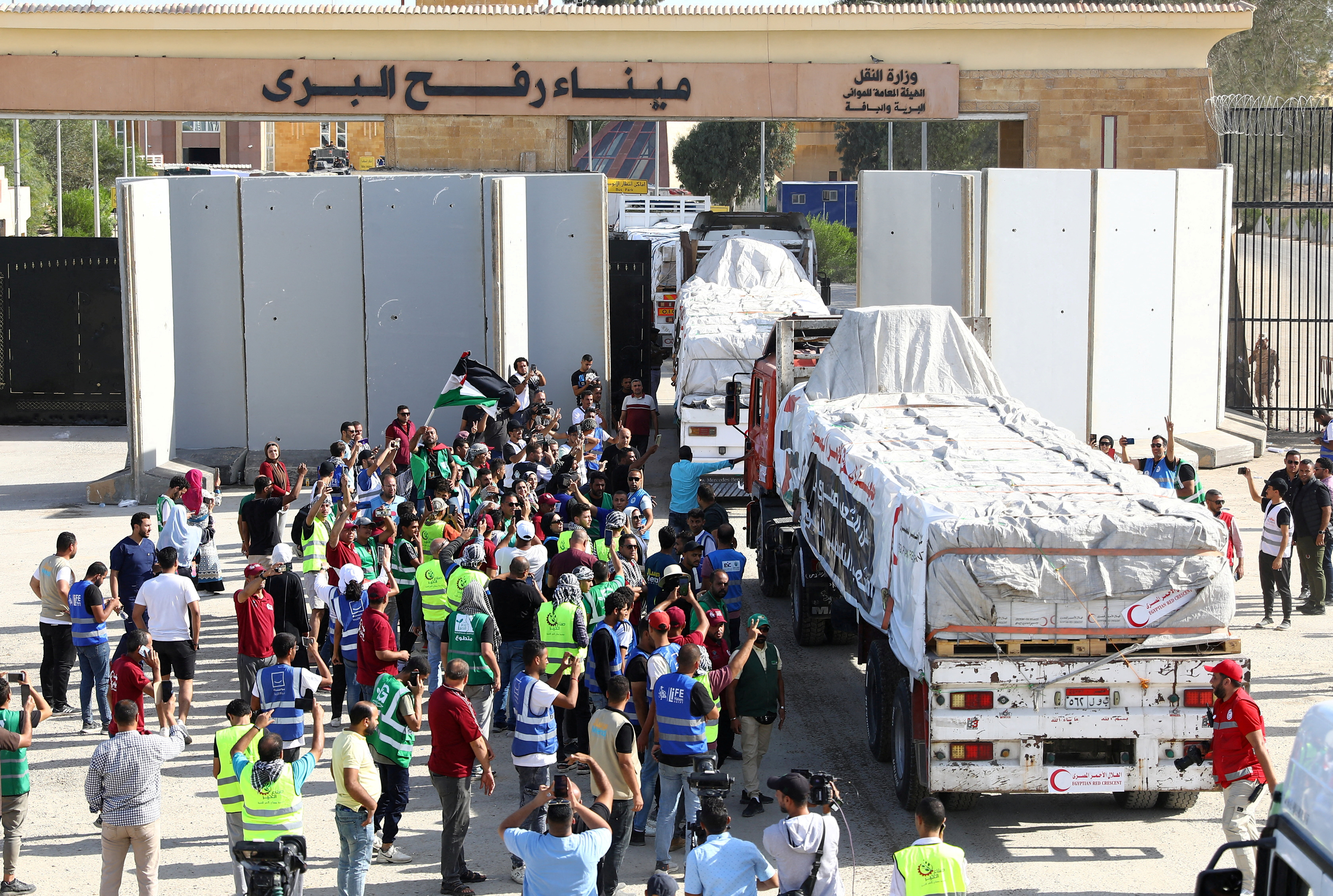 Camiones que transportan ayuda humanitaria de ONG egipcias atraviesan el cruce de Rafah desde el lado egipcio en Rafah.