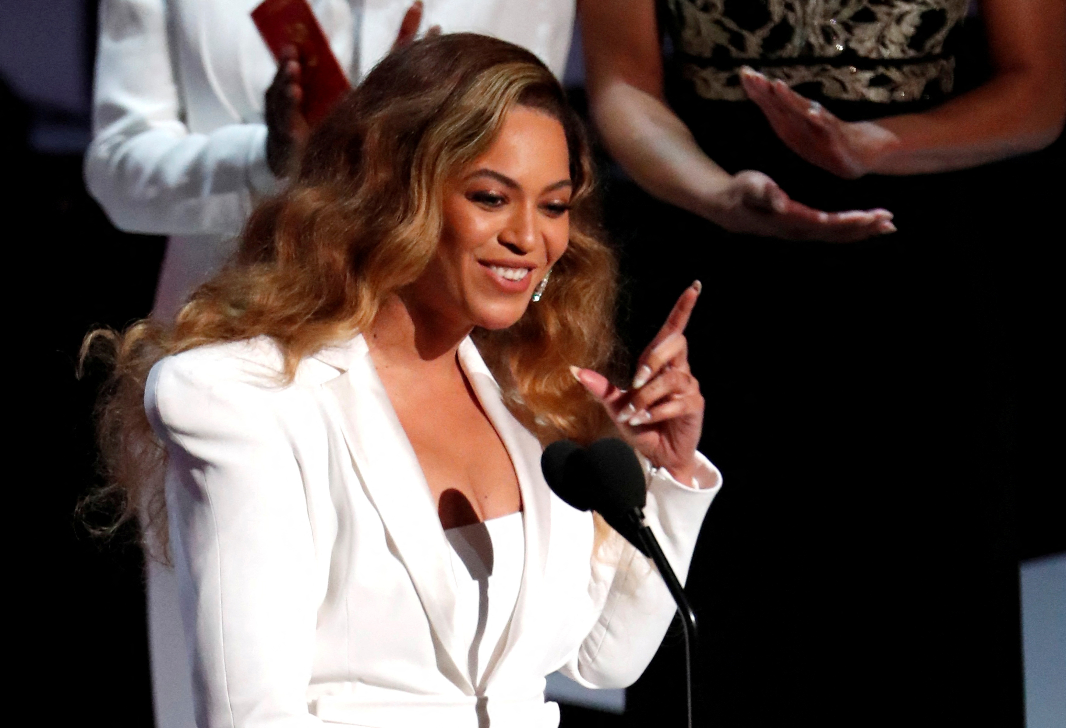 Beyonce storms to first UK no.1 in 14 years with 'Texas Hold 'Em' | Reuters