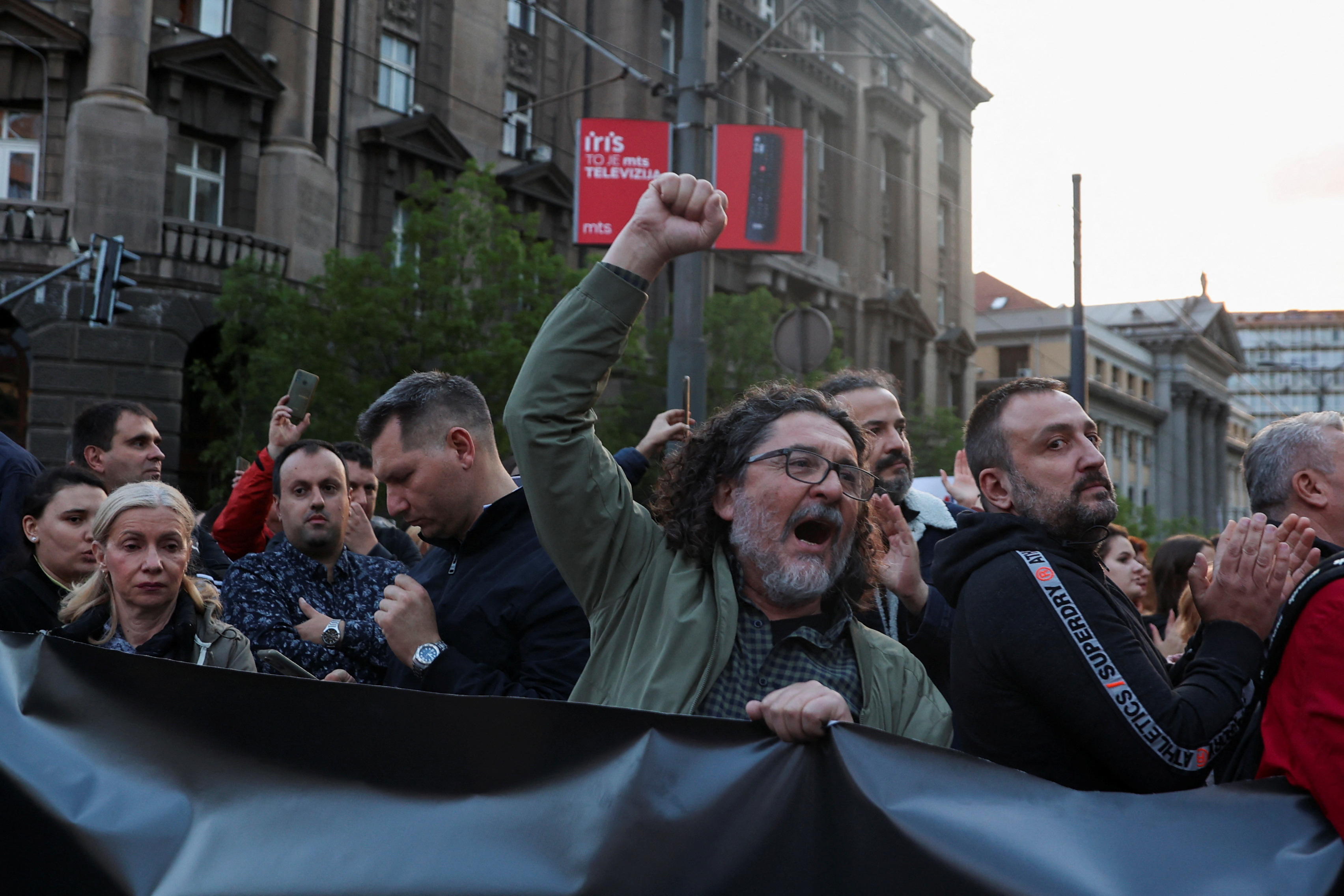 Белград люди. Сербия люди. Массовые протесты. Протесты в Сербии.