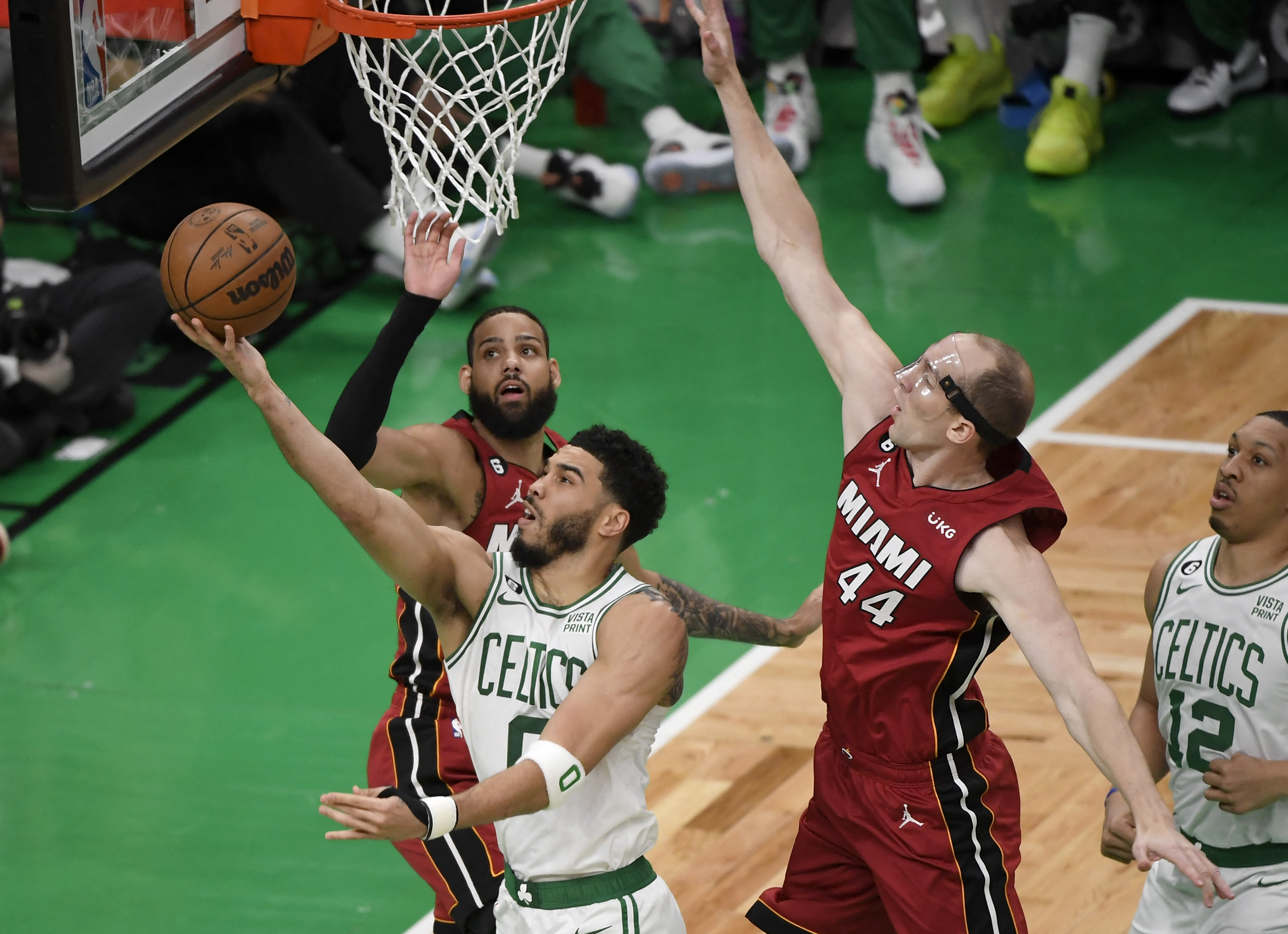 Butler decide mais uma vez e Miami Heat abre 2 a 0 contra Celtics em Boston