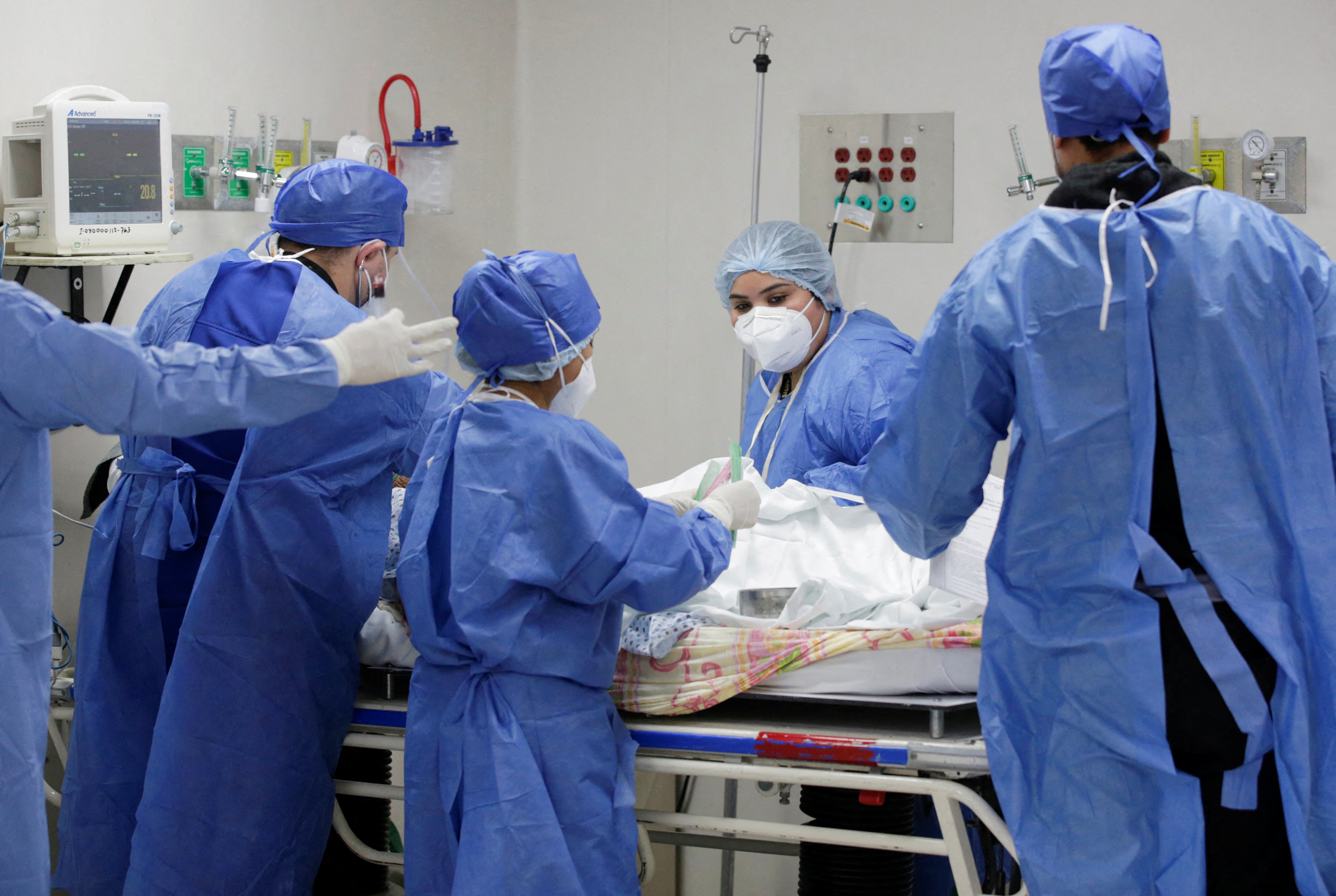 Medical staff treat a coronavirus disease (COVID-19) patient in the emergency room at Metropolitano Hospital in Monterrey, Mexico, January 6, 2022. REUTERS/Daniel Becerril