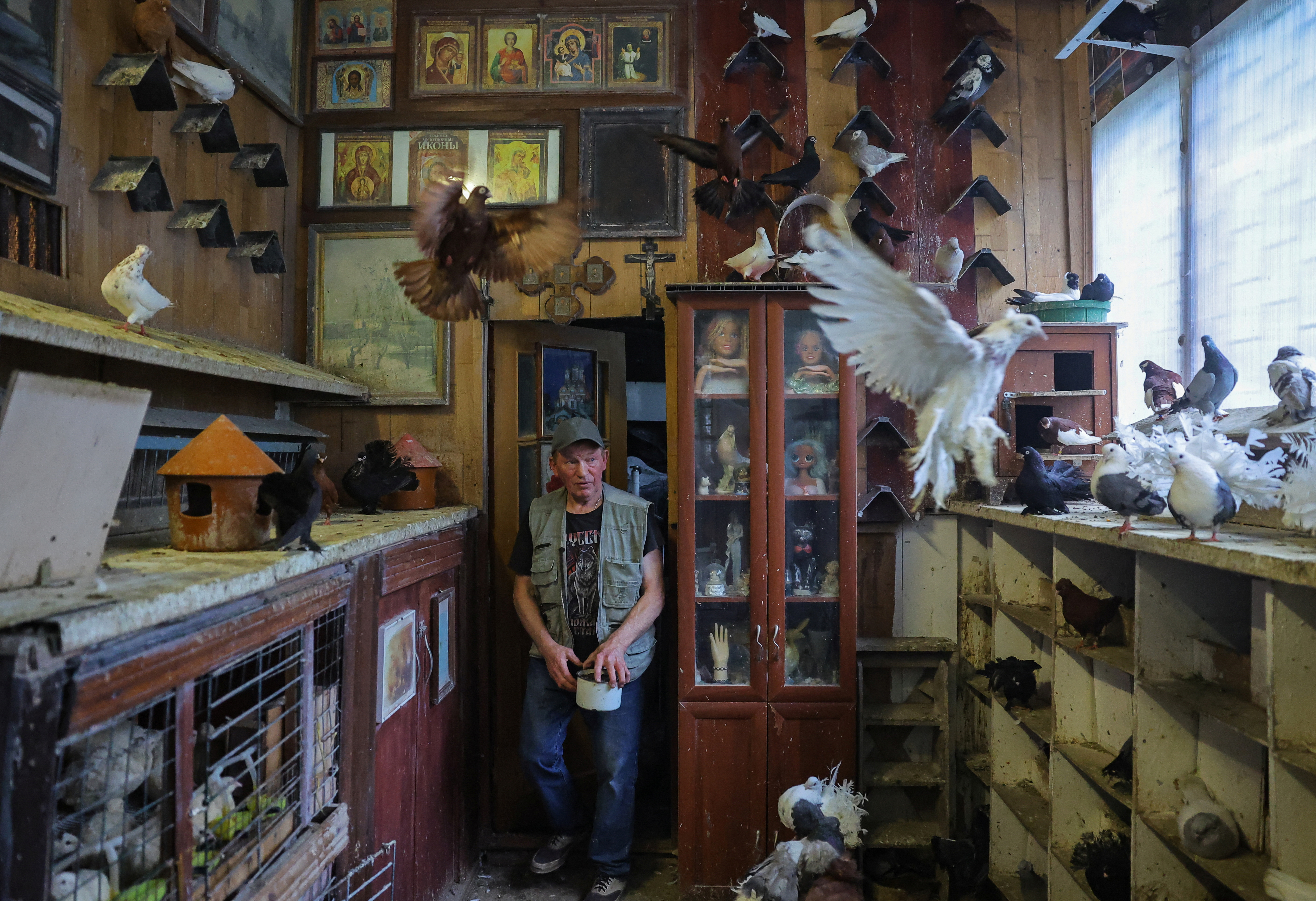 A few seasoned Moscow pigeon fanciers keep alive a once popular Soviet hobby