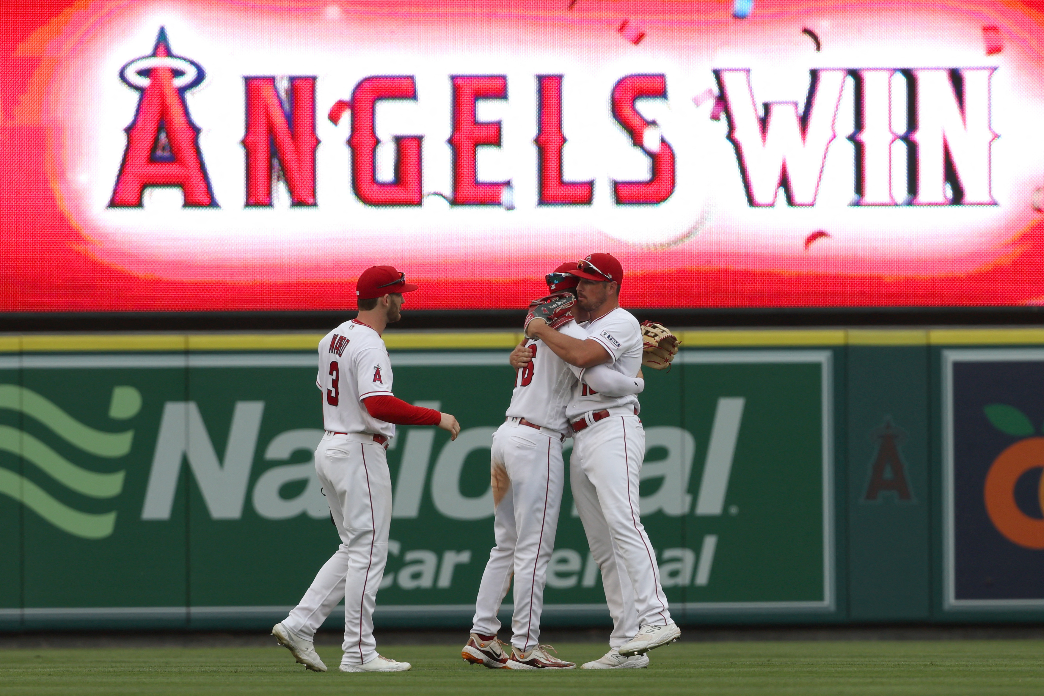 Angels hit four homers in win over Pirates