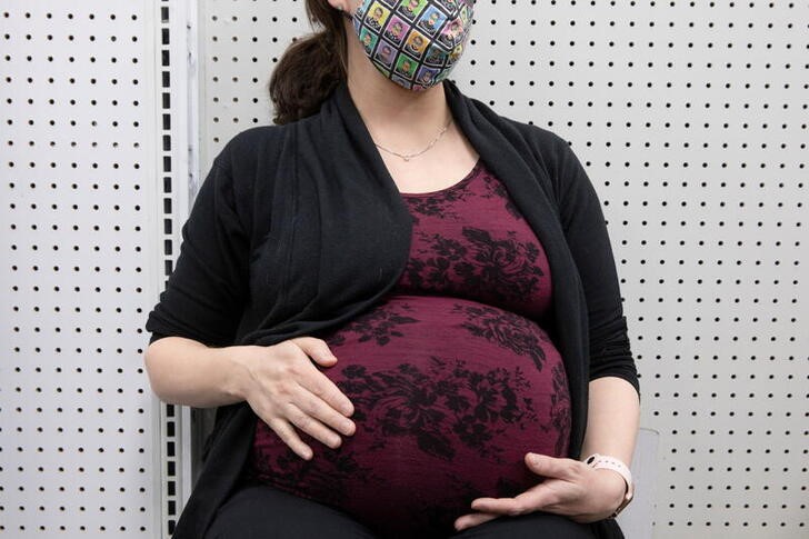 Pregnant women receive the COVID-19 vaccine