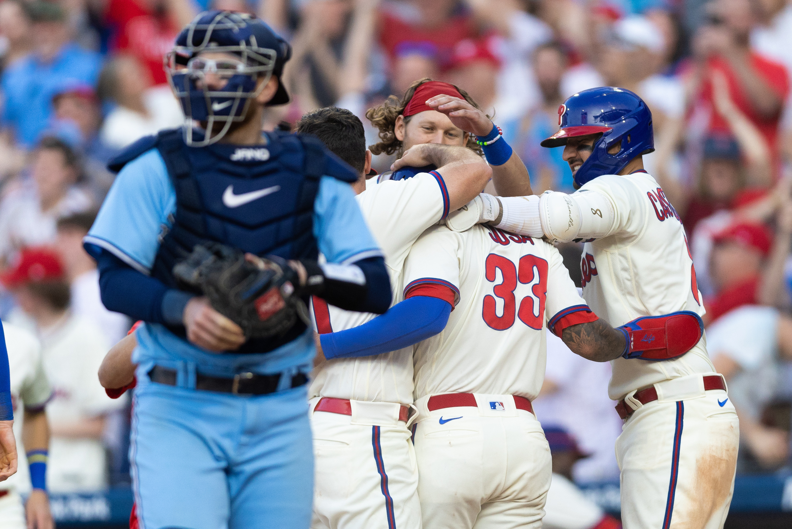 Phillies squeak by Blue Jays in 10 innings thanks to error