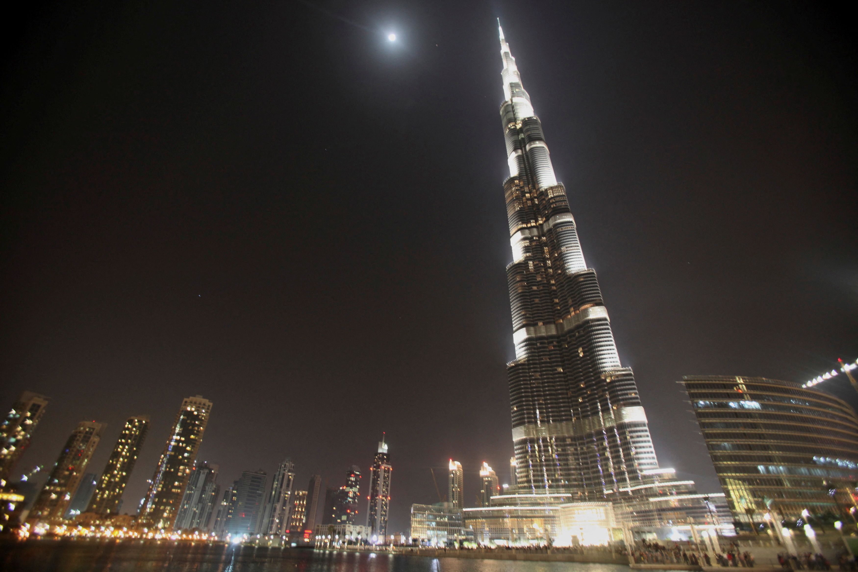 Сколько подниматься на бурдж халифа. Бурдж-Халифа Дубай. Башня Бурдж Халифа в Дубае. Дубай Бурдж Халифа ночью. Небоскреб Дубай ночь Бурдж Халифа.