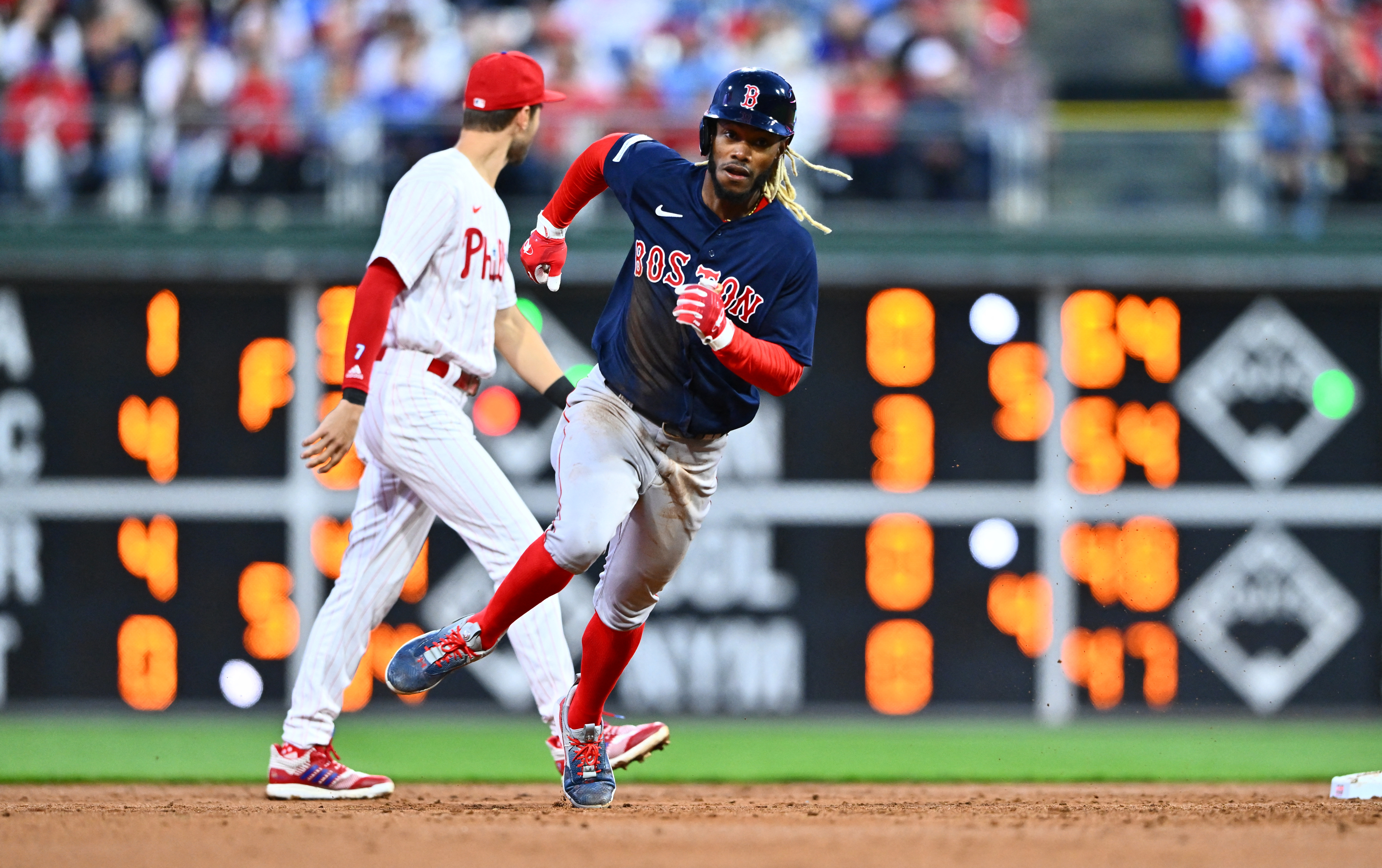 Sale fans 10 as Red Sox top Phillies for 7th straight win