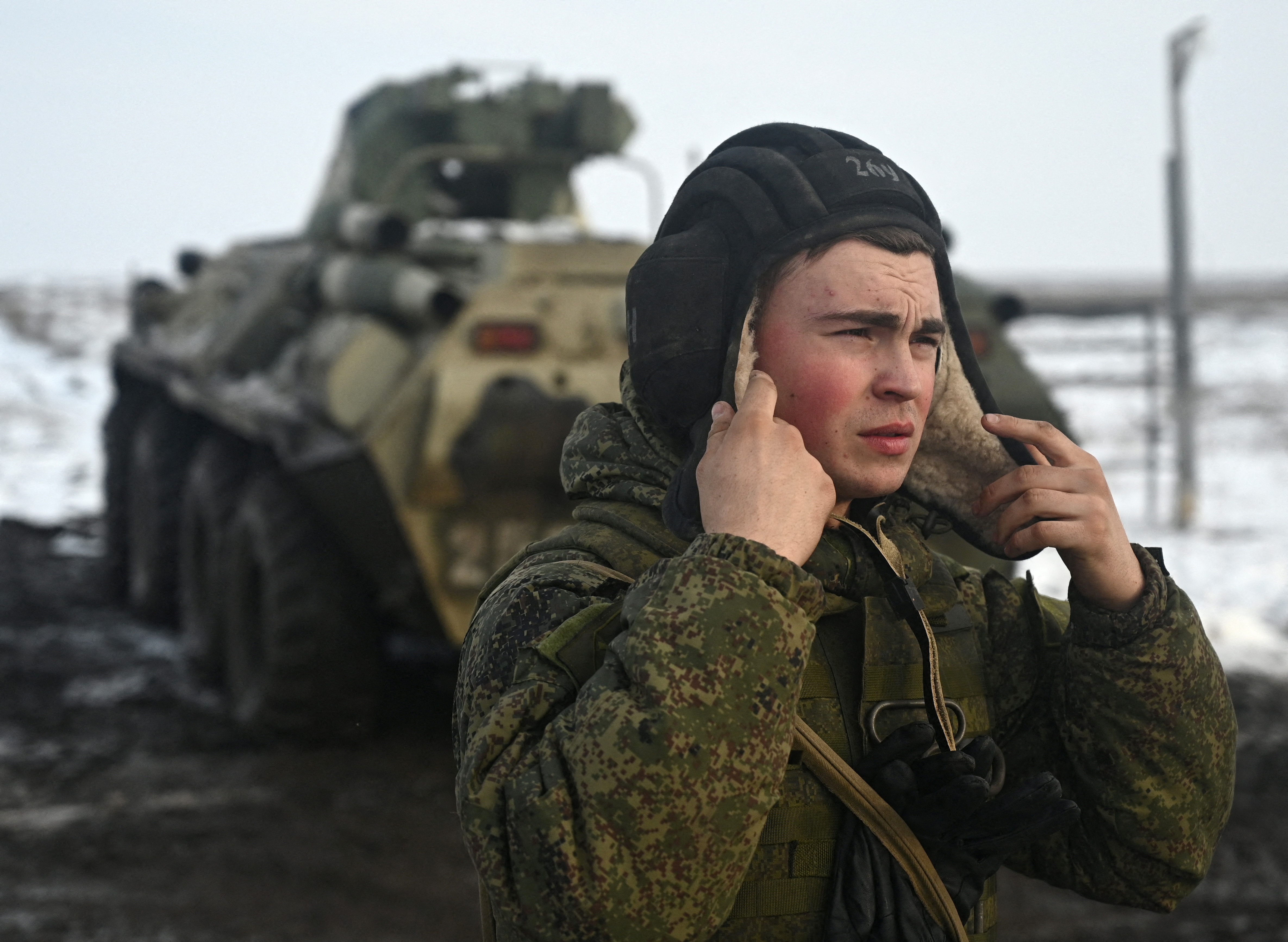 26 Ocak 2022, Rusya'nın güney Rostov bölgesindeki Kuzminsky menzilindeki tatbikatlarda bir Rus askeri servis üyesi yer alıyor. REUTERS/Sergey Pivovarov