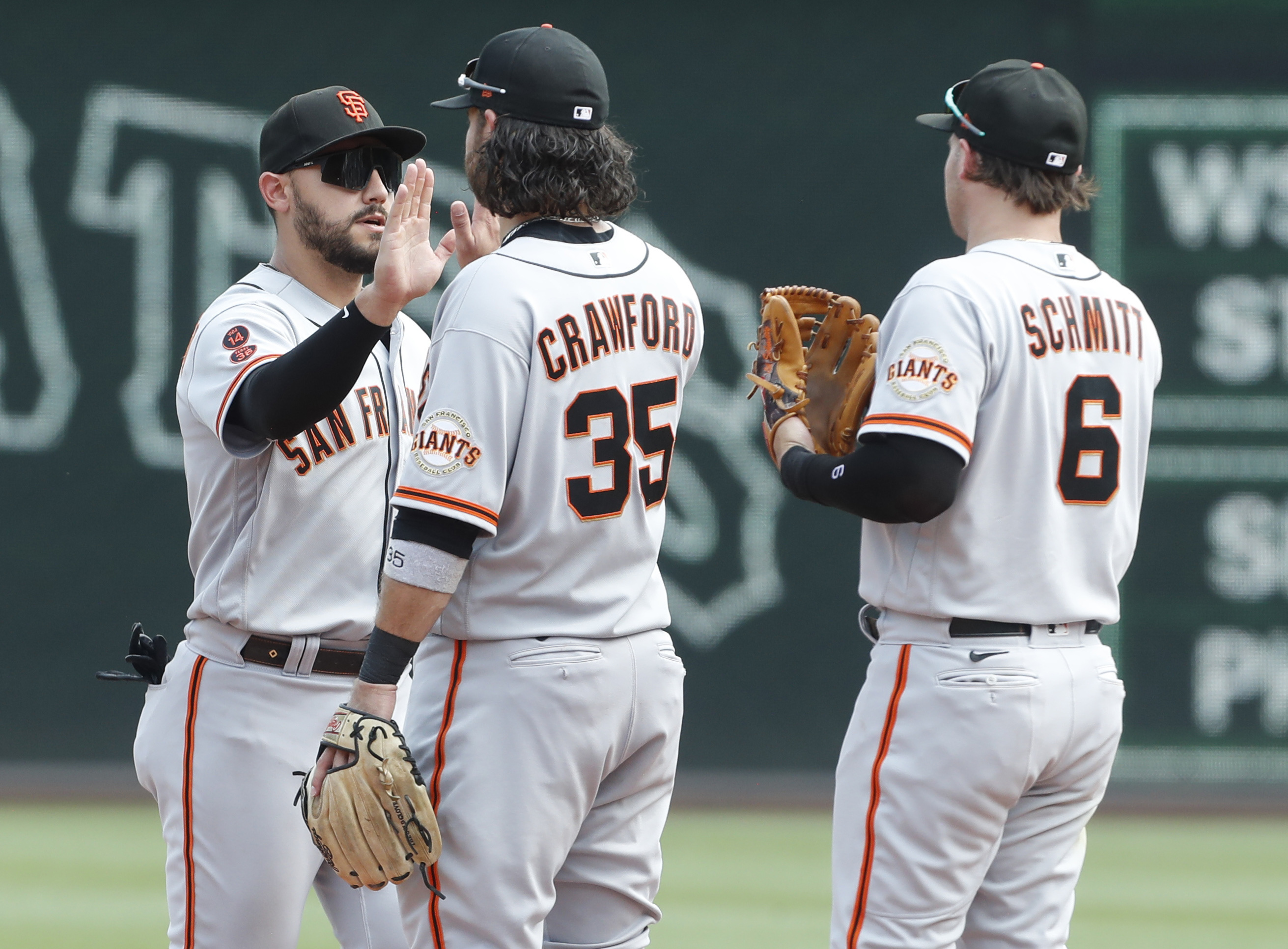 Giants score 5 runs in 10th for series sweep as Pirates continue