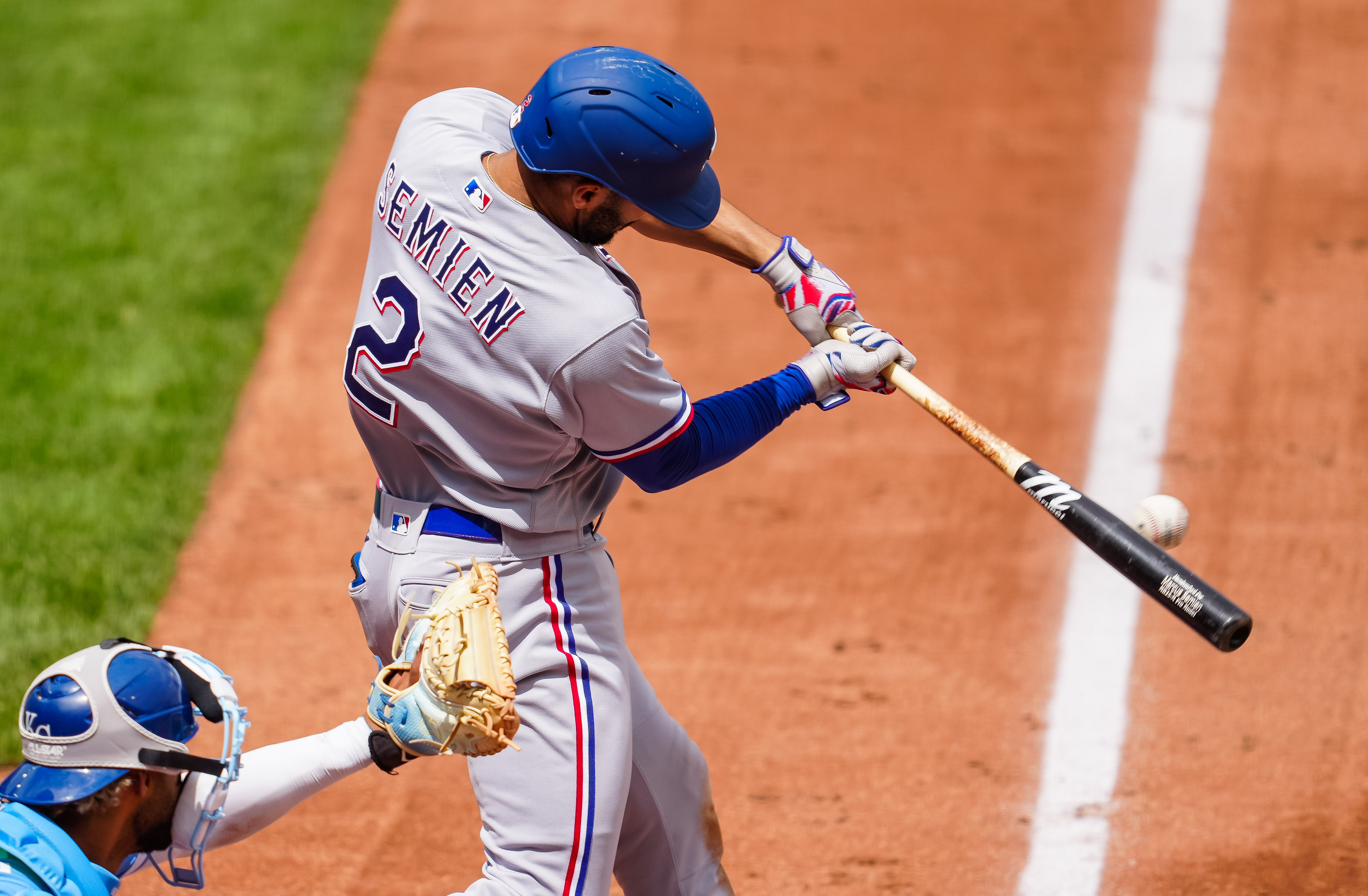 Rangers complete sweep of Royals with offensive barrage