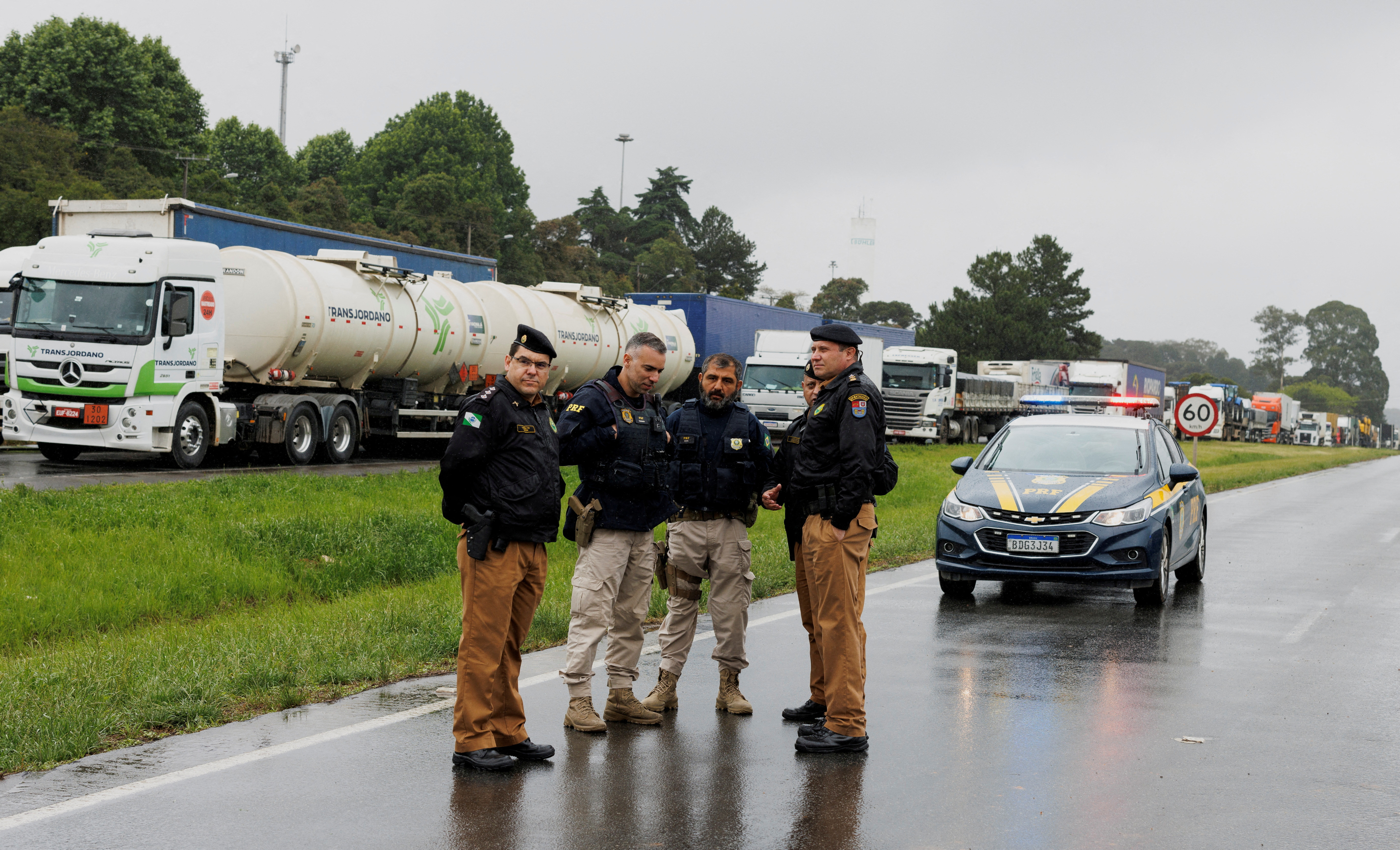 PR - Curitiba - 01/23/2021 - CURITIBA, CARRETA AGAINST THE BOLSONARO  GOVERNMENT - Vehicles are seen during a demonstration in front of the  Iguacu Palace in the city of Curitiba, this Saturday (