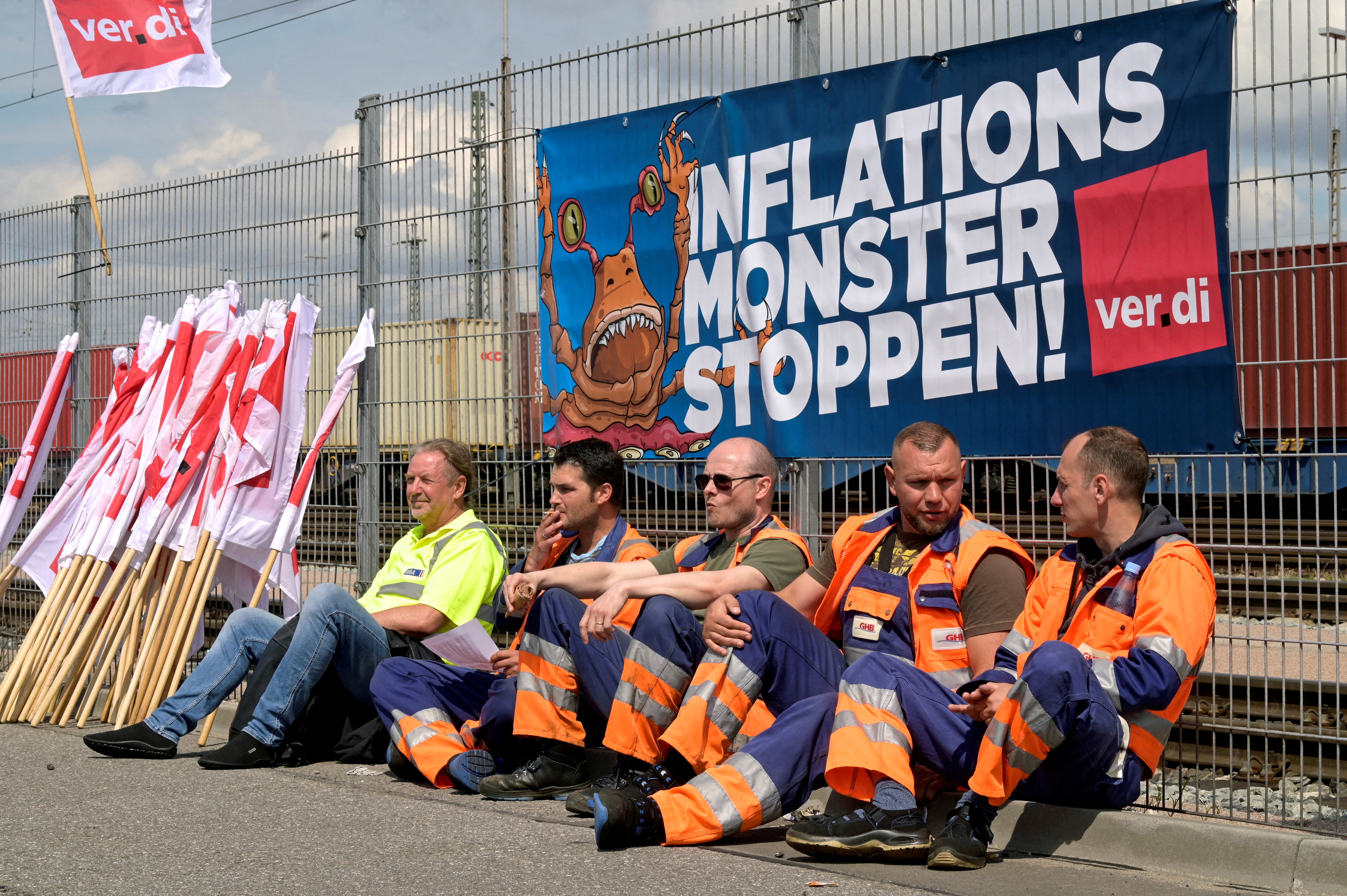 Hamburg harbour workers go on strike for higher wages