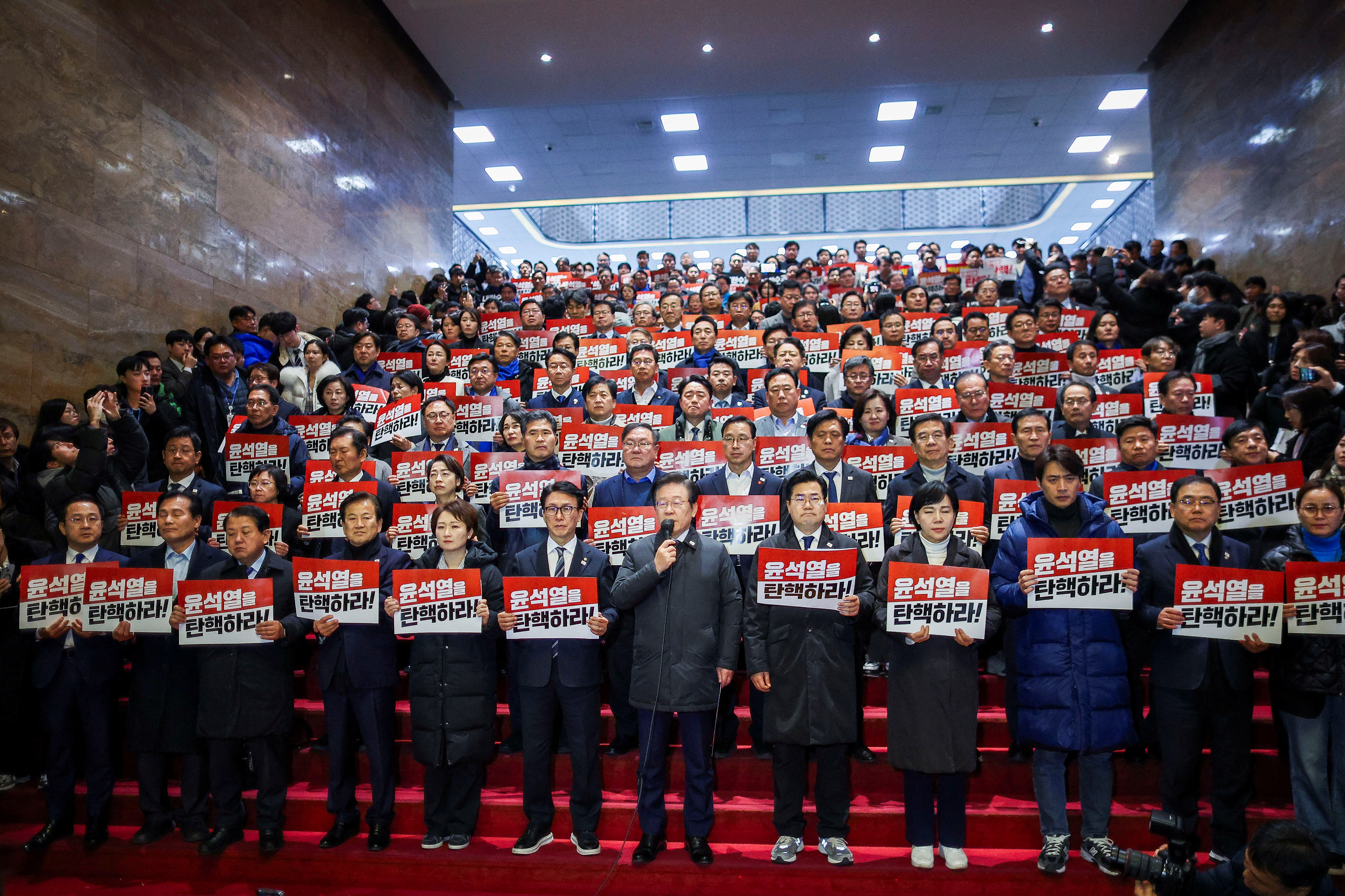 Jang Beom-jun Sends Support to Citizens Ahead of Impeachment Vote