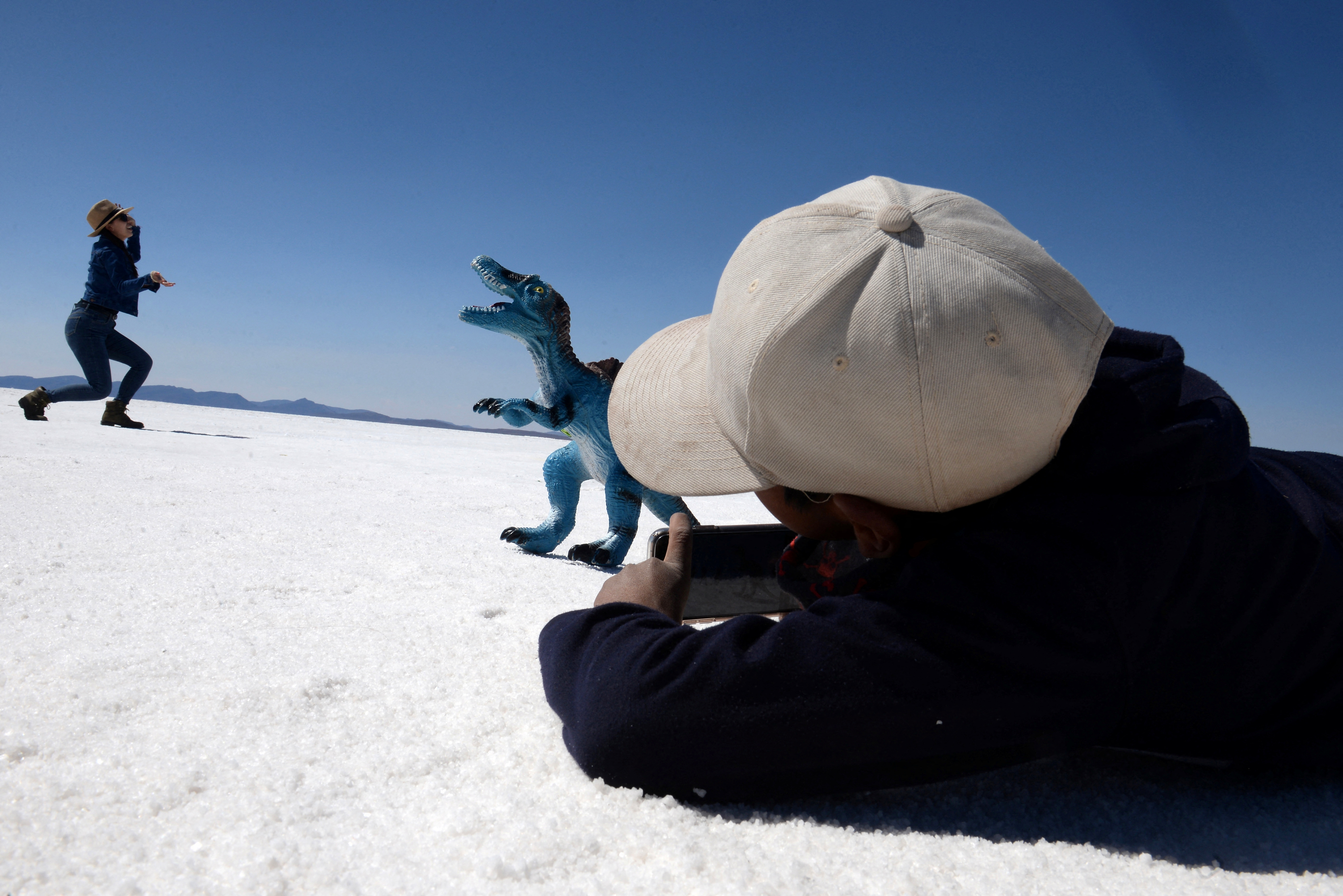 Salar de Uyuni atrae a turistas que buscan fotos, en Bolivia