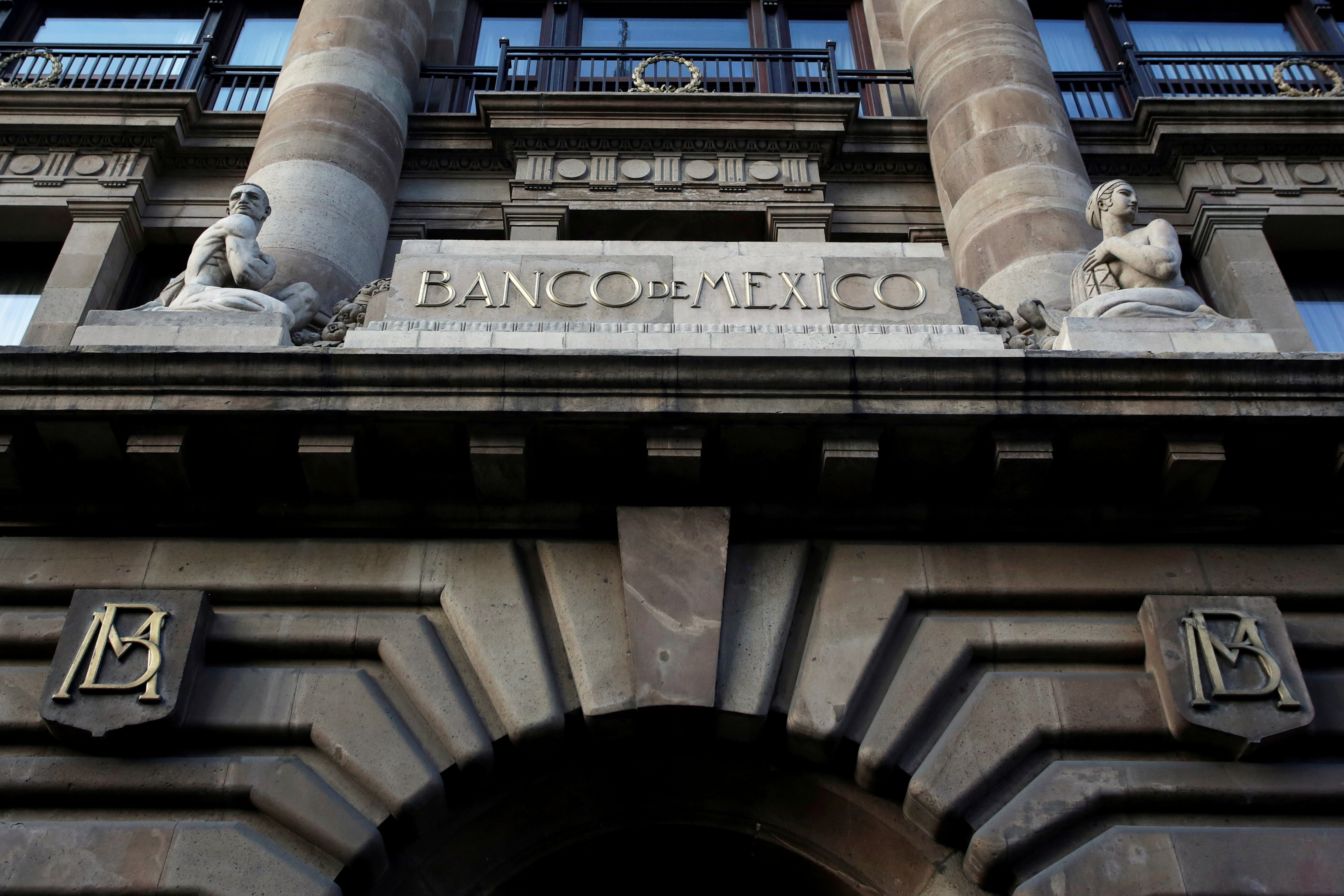 El Banco de México mantiene firmes las tasas de interés nuevamente, incluso cuando la región comienza a recortar