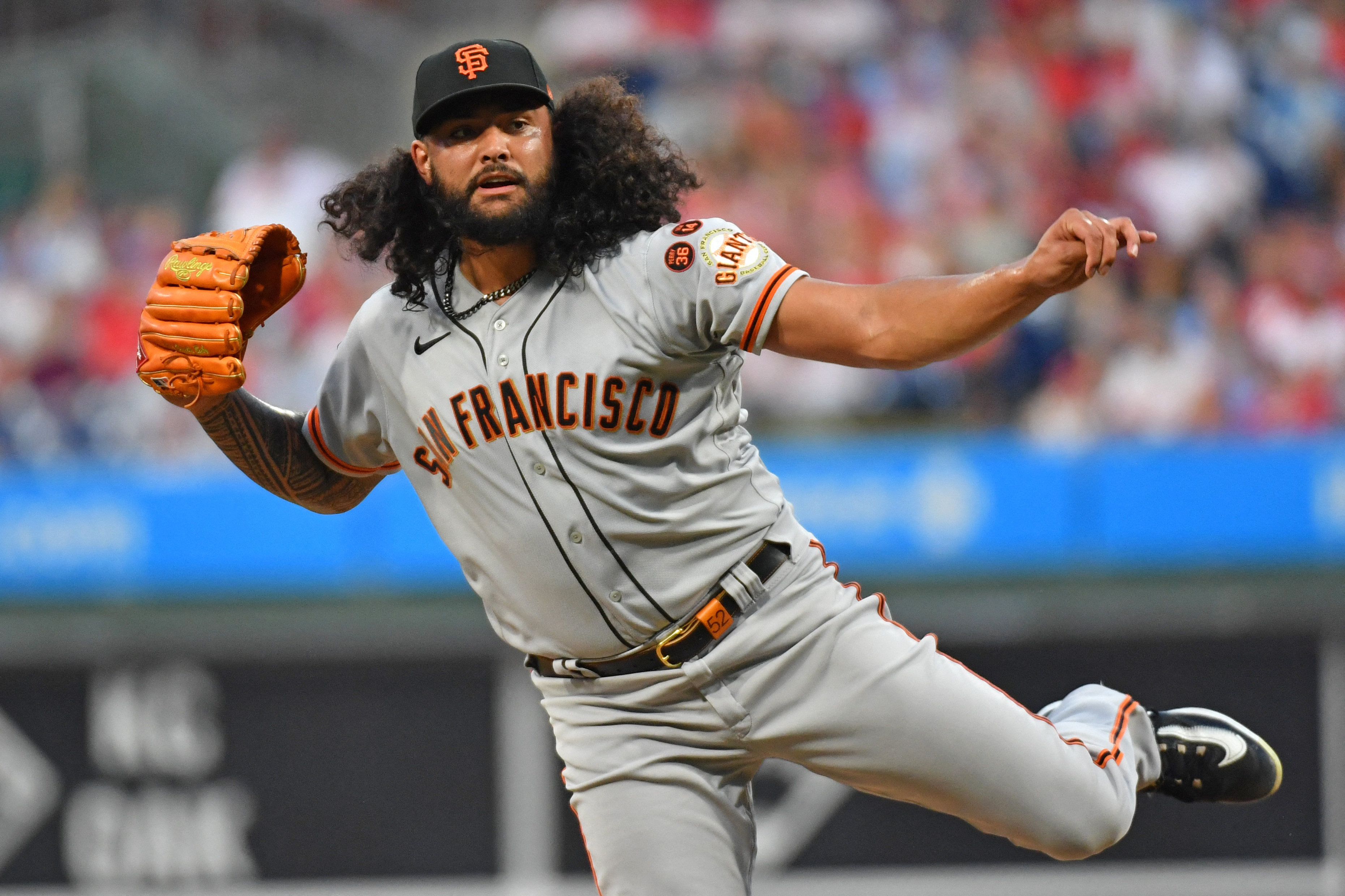 Unconventional manner, but Giants hold on to beat Phillies 4-3