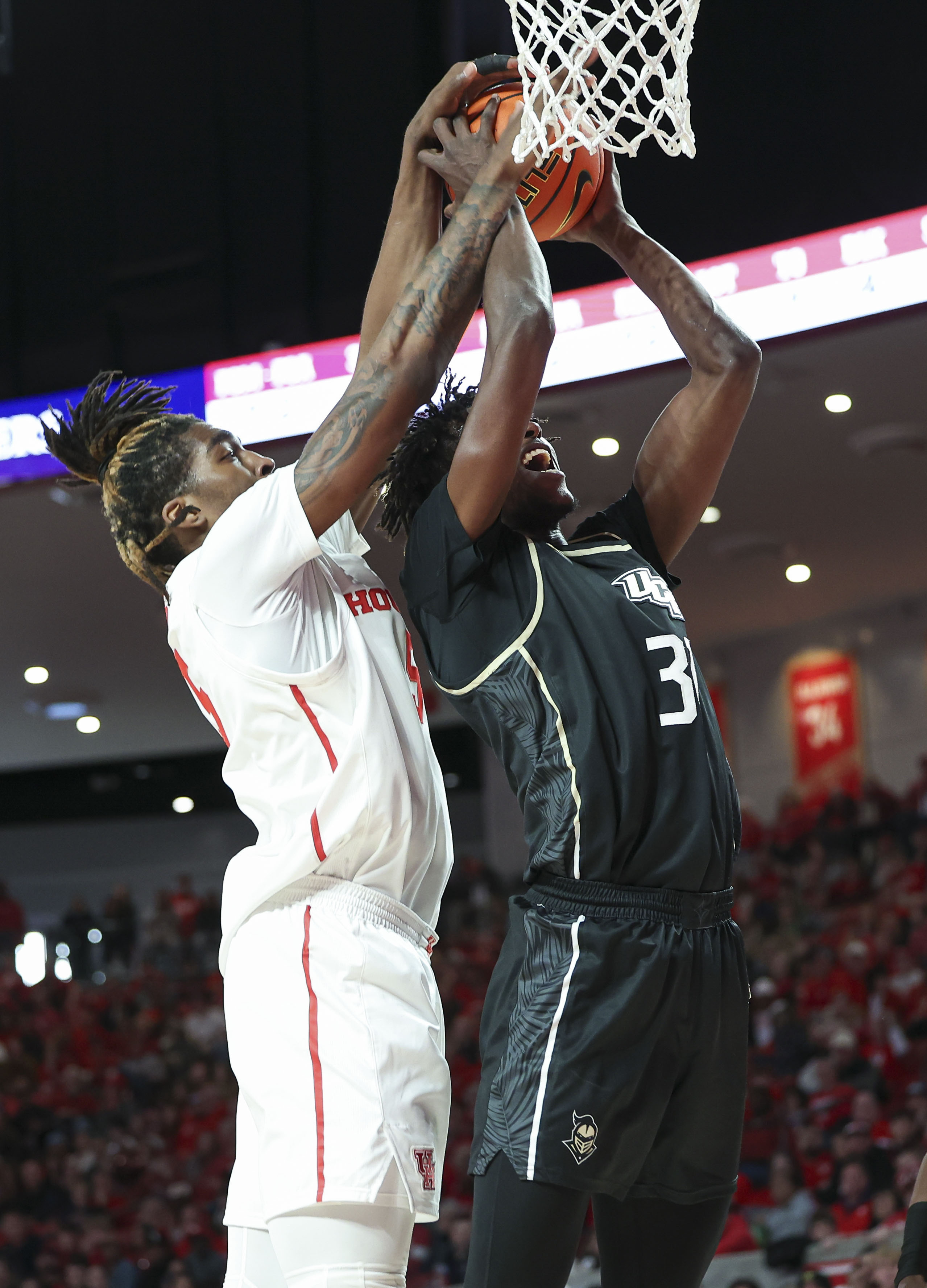 No. 5 Houston Clamps Down, Stifles UCF | Reuters