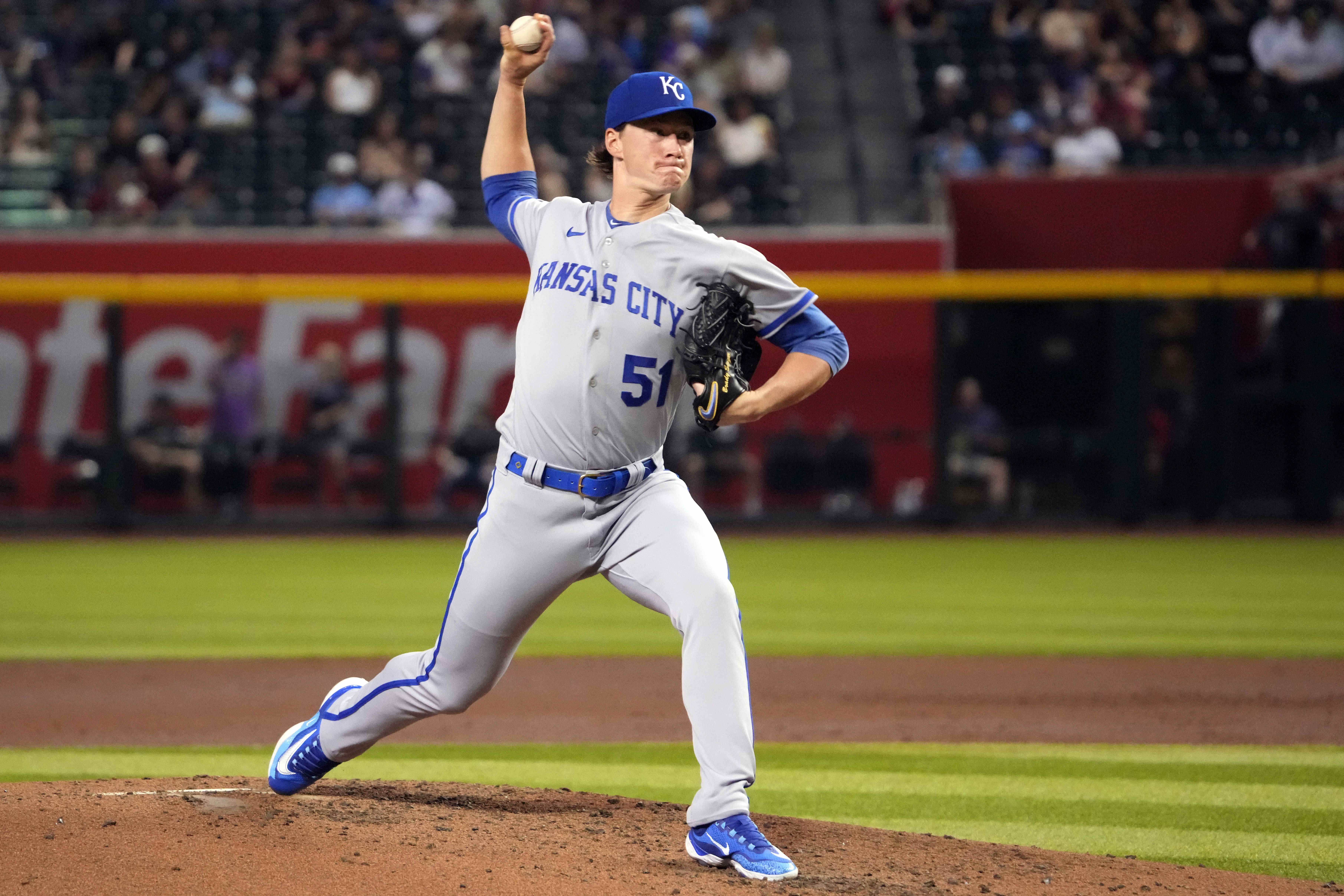 Royals hold off Diamondbacks for rare win