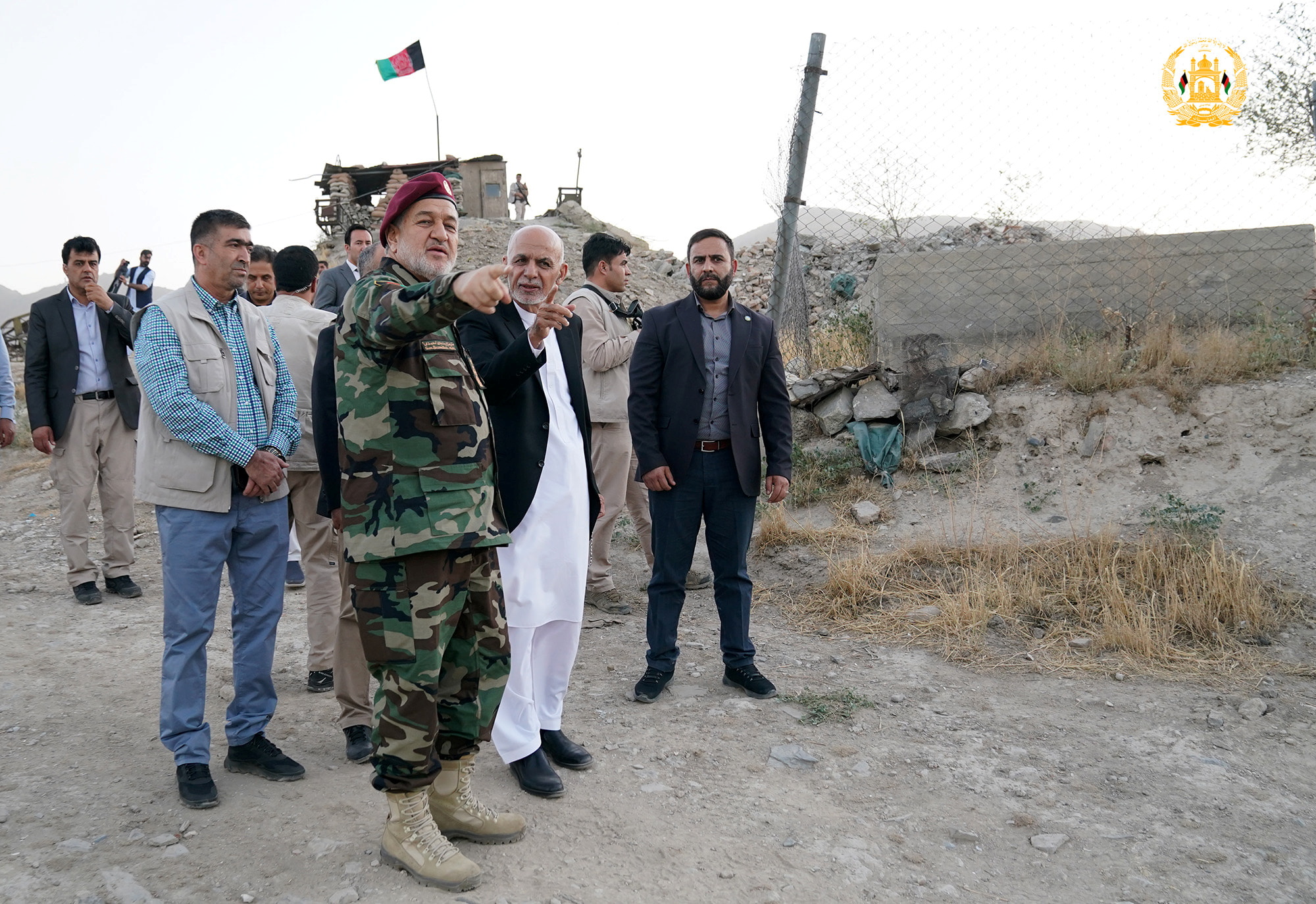 Le président afghan Ashraf Ghani et le ministre de la Défense par intérim Bismillah Khan Mohammadi visitent le corps militaire à Kaboul, en Afghanistan, le 14 août 2021. Palais présidentiel afghan / Document via REUTERS   