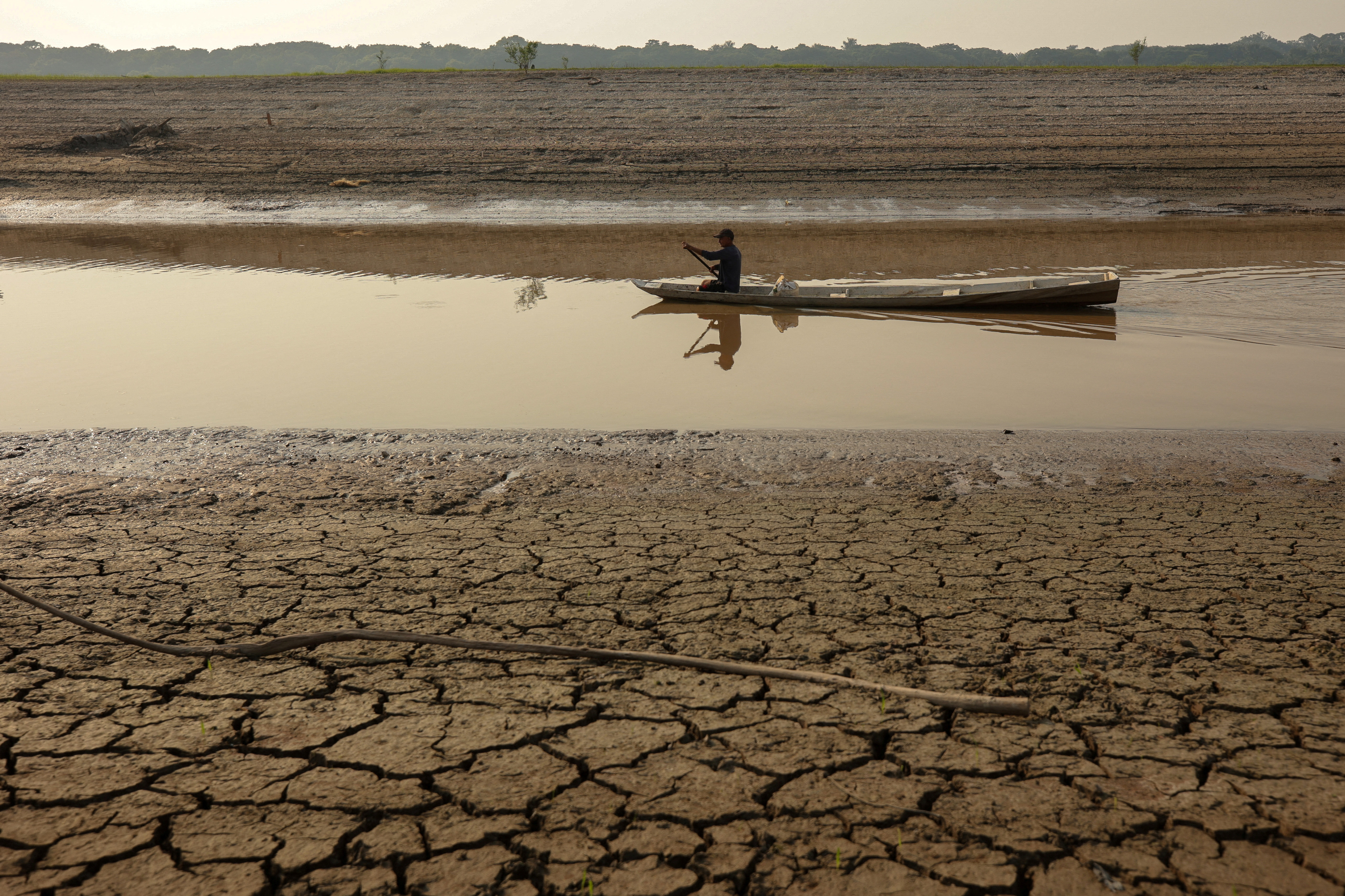 Puraquequara Lake affected by the drought, in Manaus