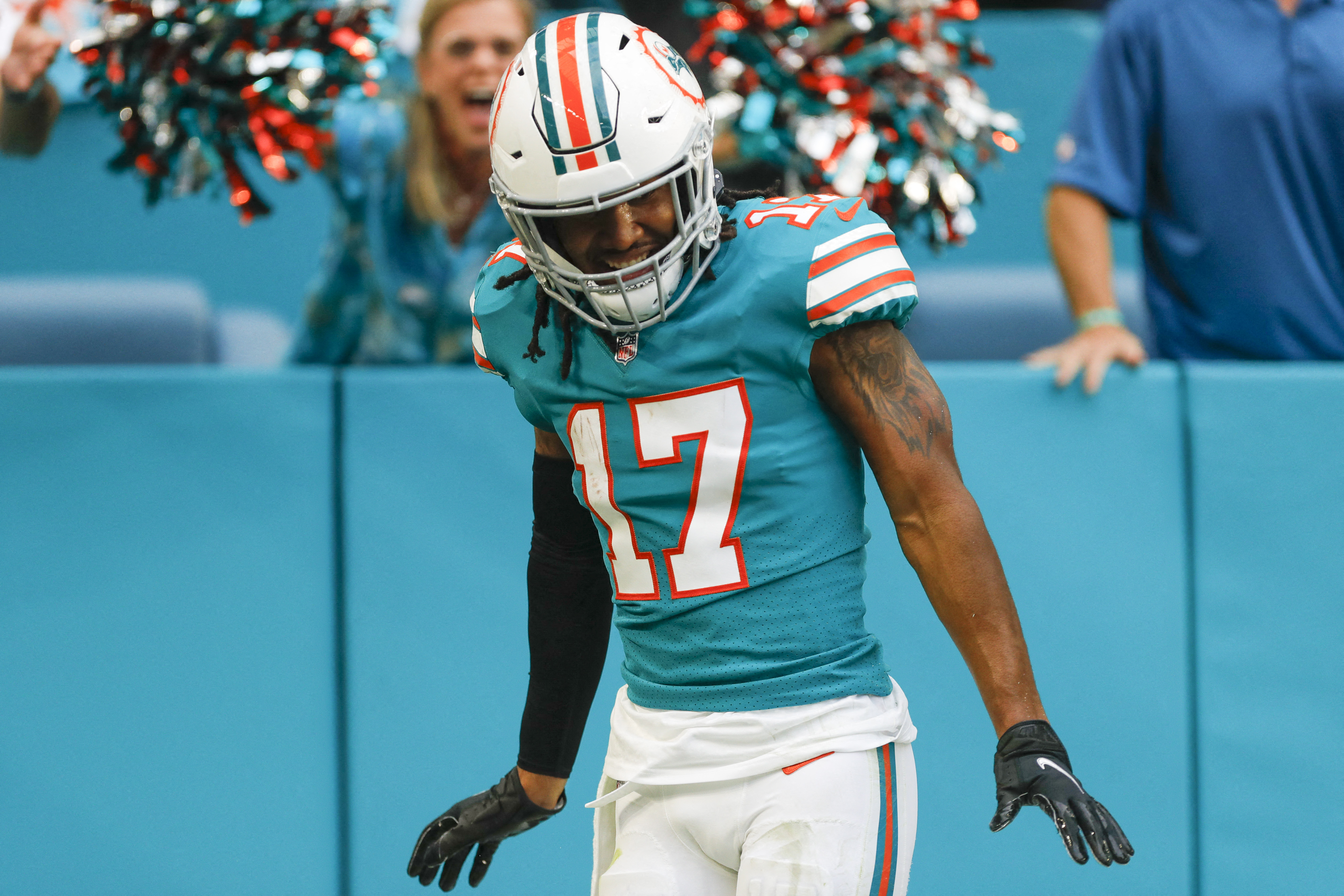 Dolphins' Jaylen Waddle sets NFL record for rookie receptions | Reuters
