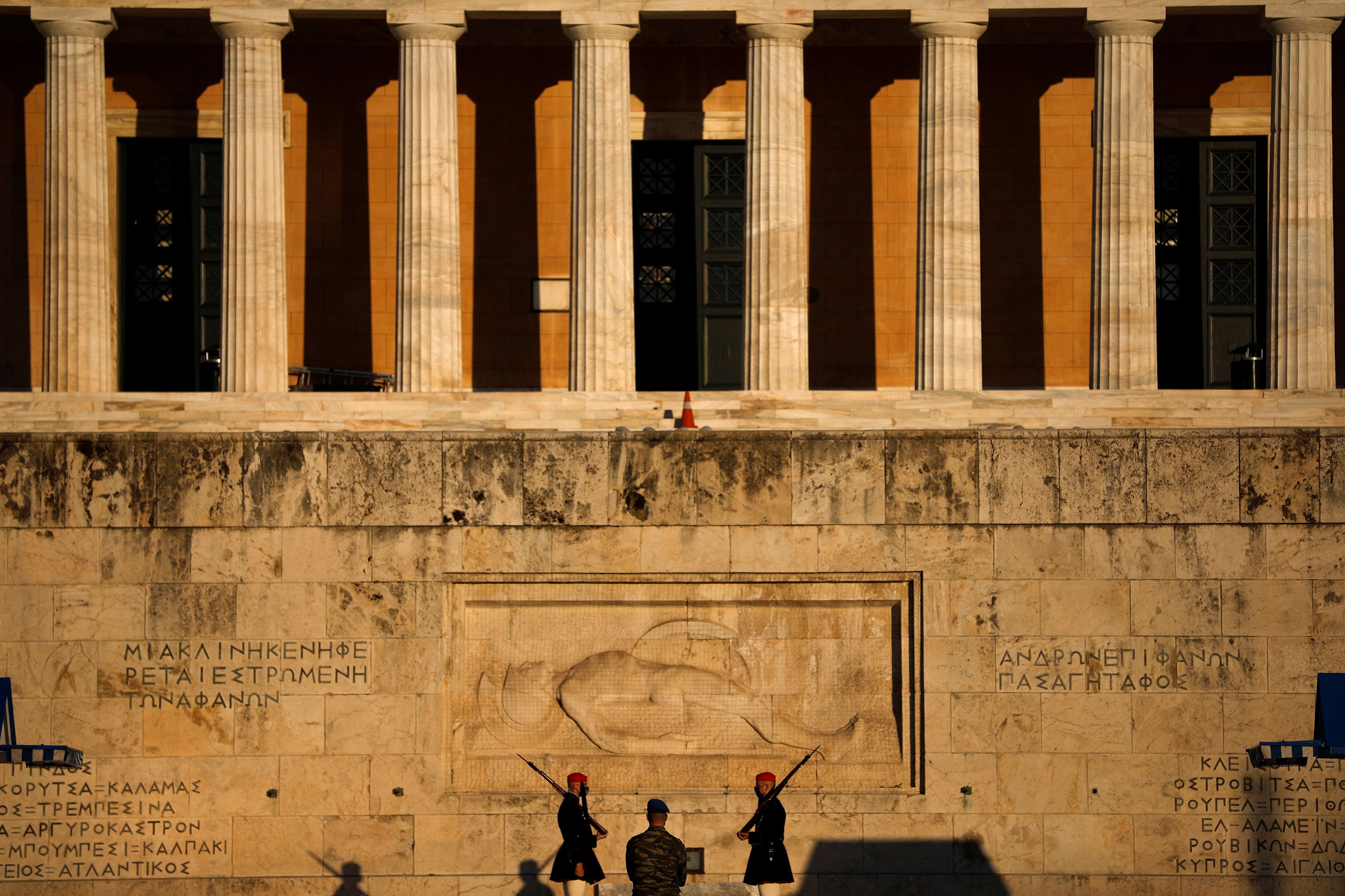 Greece eyes lifting COVID curbs in retail before endMarch, tourism in