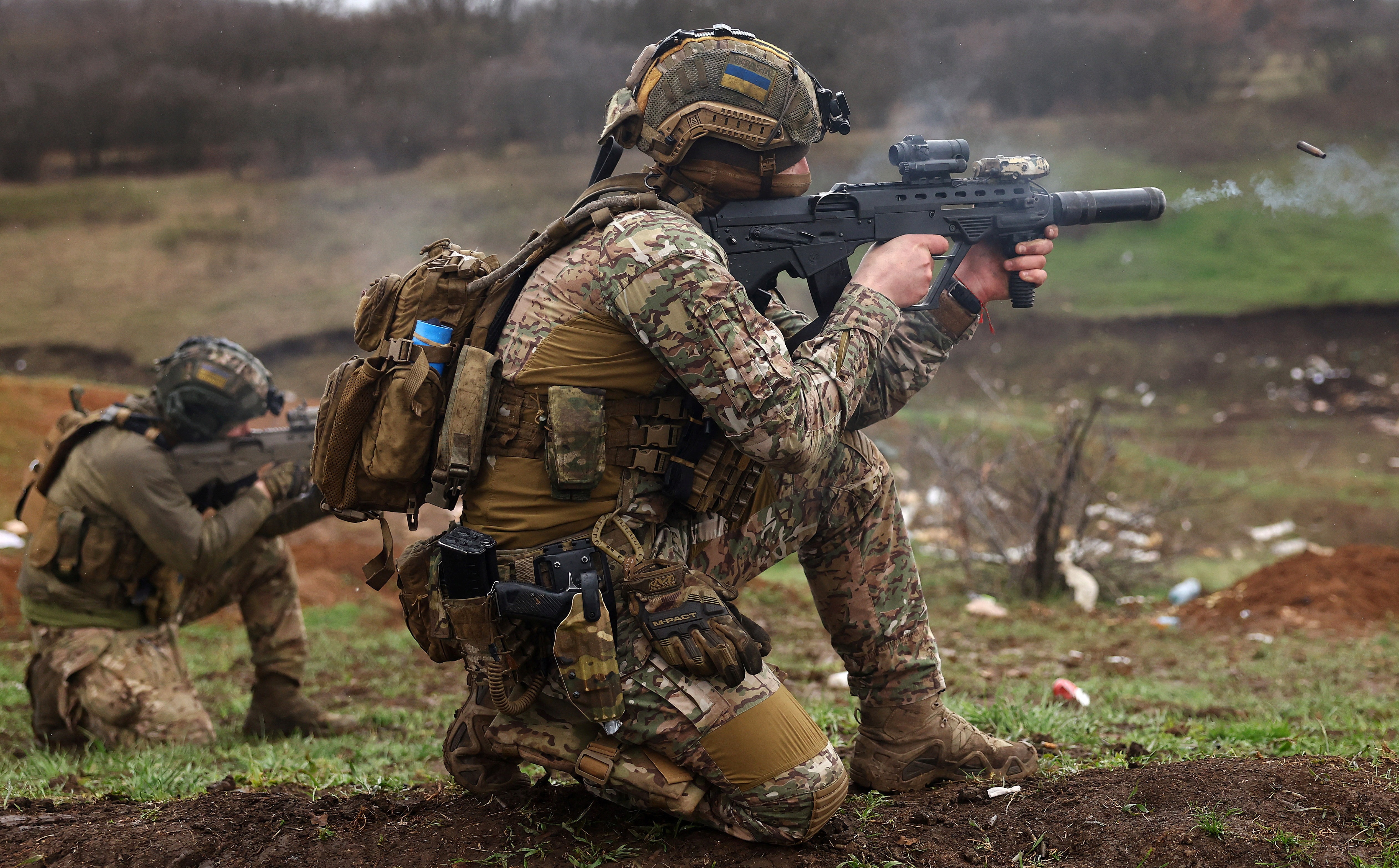 Ukrainian special forces prepare their weapons in Bakhmut region