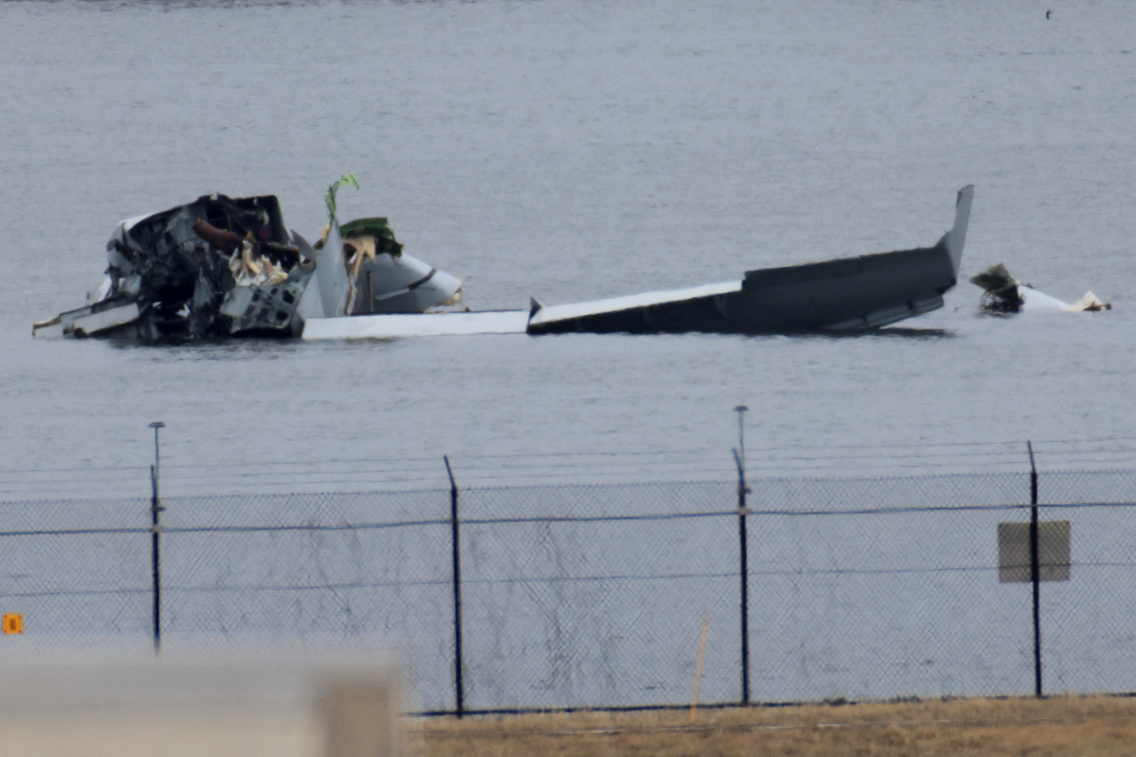 Crews hoist crash wreckage from Potomac River - February 4, 2025
