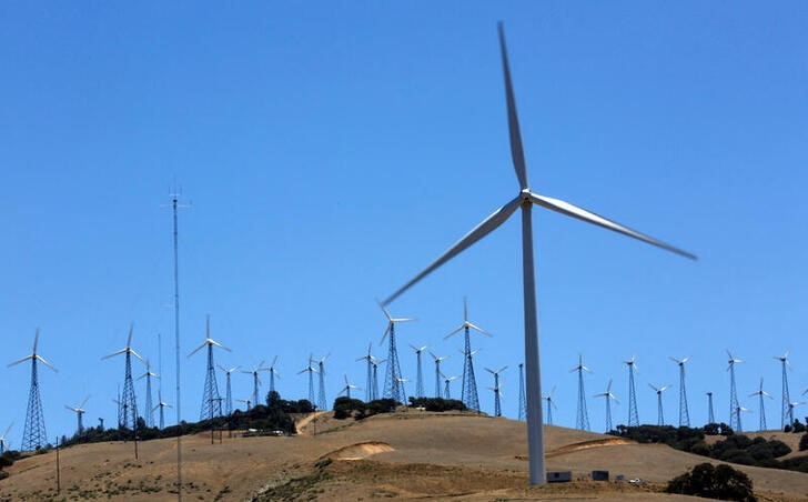 A GE 1.6-100 wind turbine (front R) is pictured at a wind farm in Tehachapi