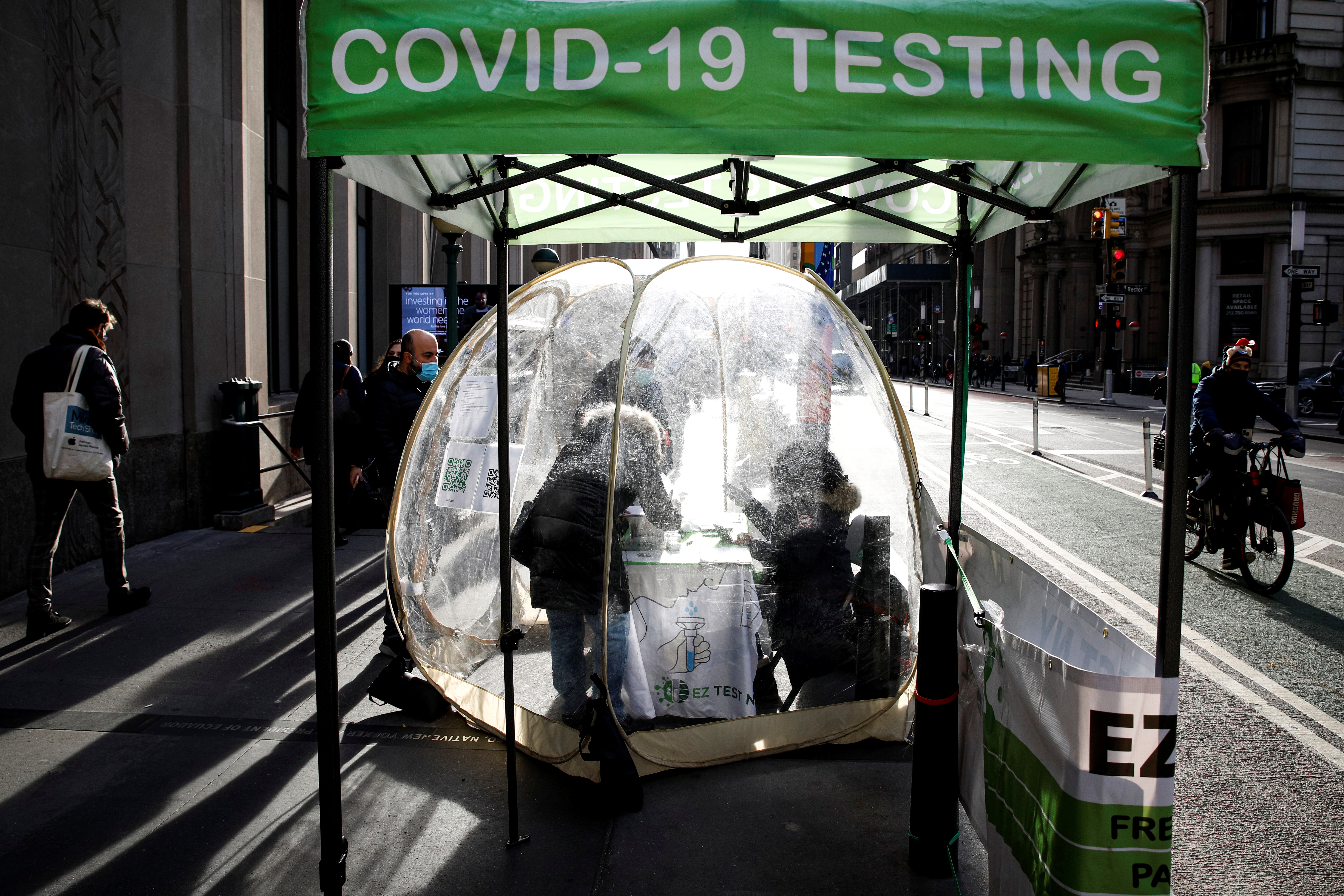 People take coronavirus disease (COVID-19) tests at a pop-up sidewalk testing site in New York, U.S., December 1, 2021.  REUTERS/Brendan McDermid