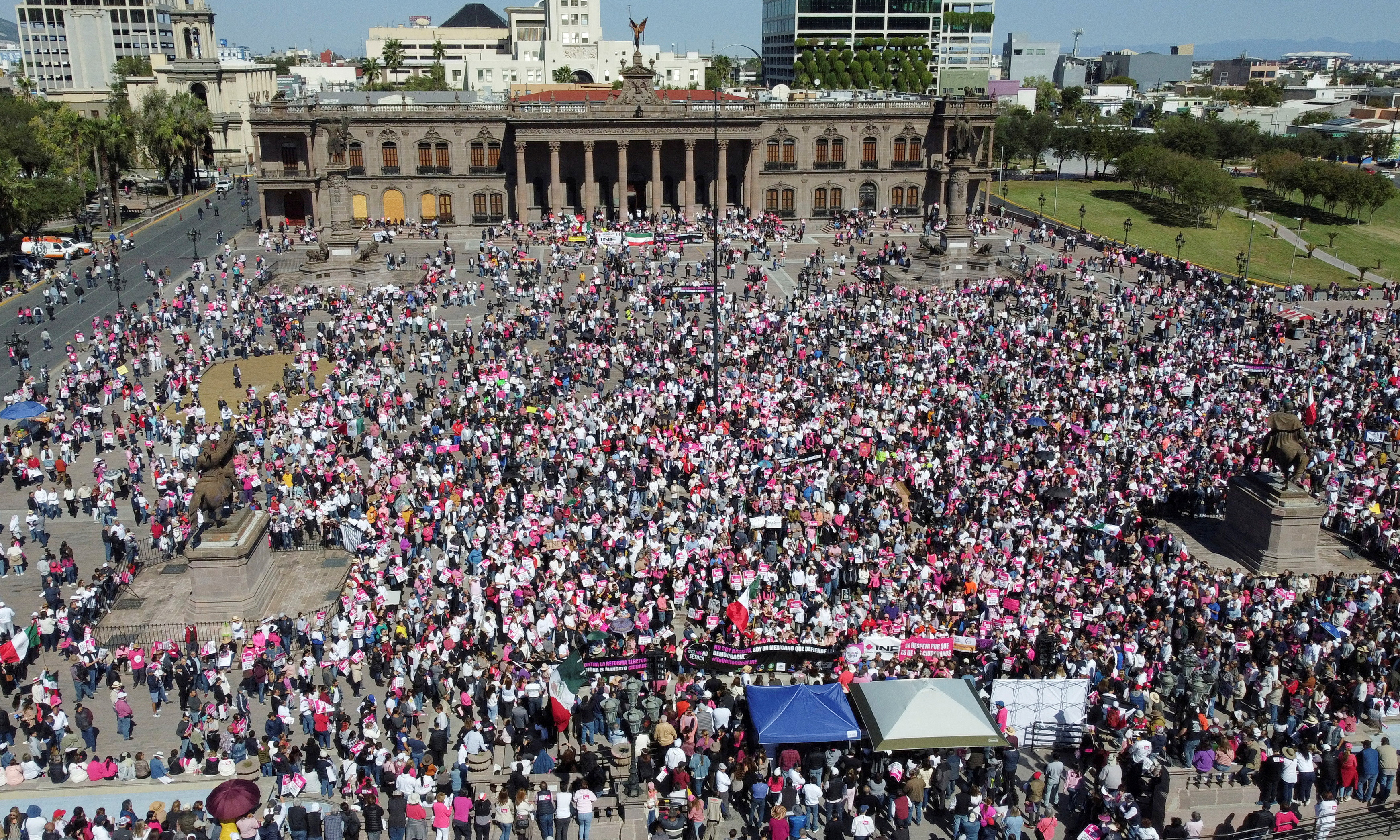 Presidente de México desestimó multitudinarias protestas contra reforma electoral