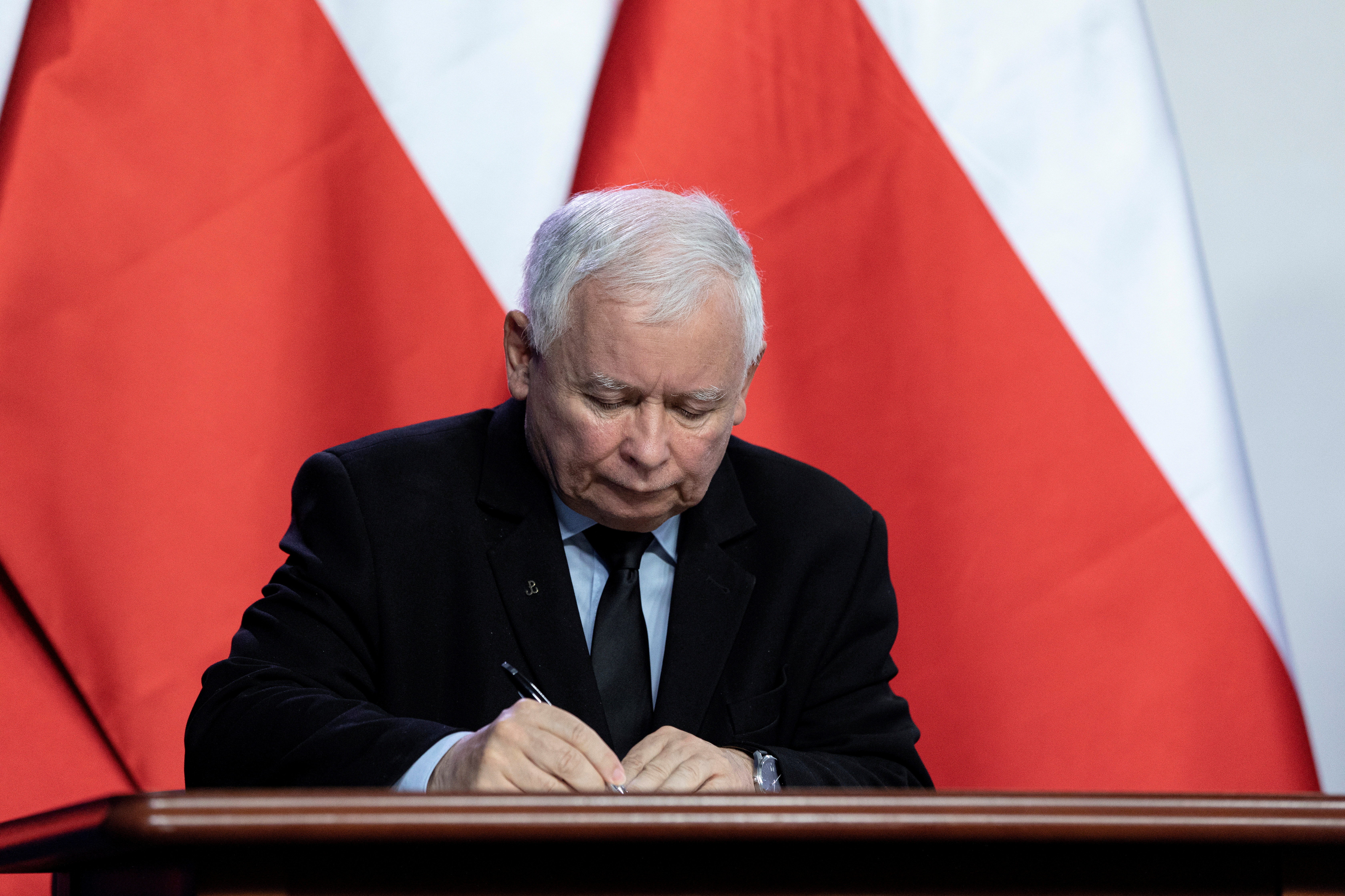Law and Justice leader Jaroslaw Kaczynski signs coalition agreement in Warsaw, Poland, September 26, 2020. David Zuchowicz/Agencja Gazeta via REUTERS 