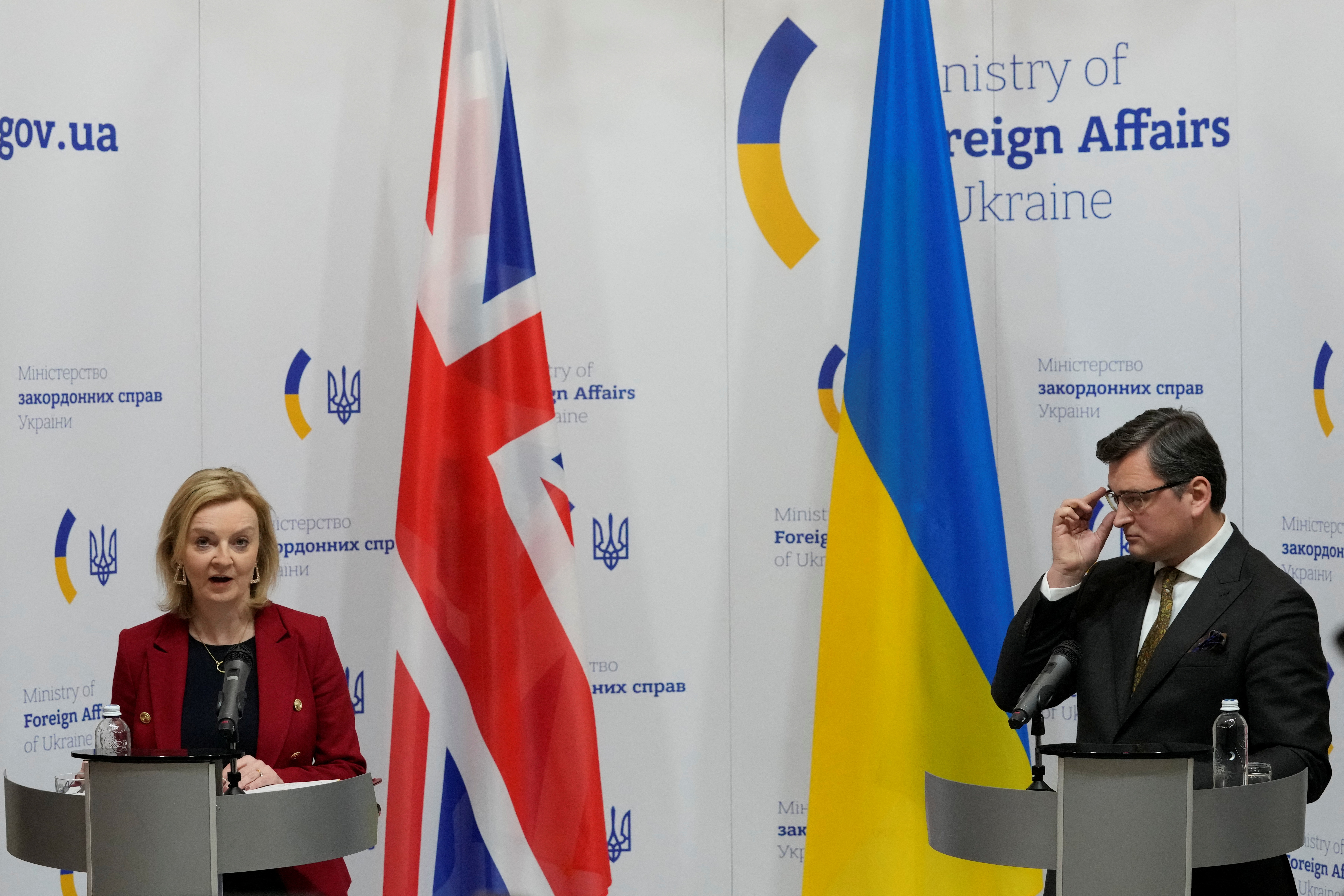 British Foreign Secretary Liz Truss and Ukrainian Foreign Minister Dmytro Kuleba attend a news conference in Kyiv