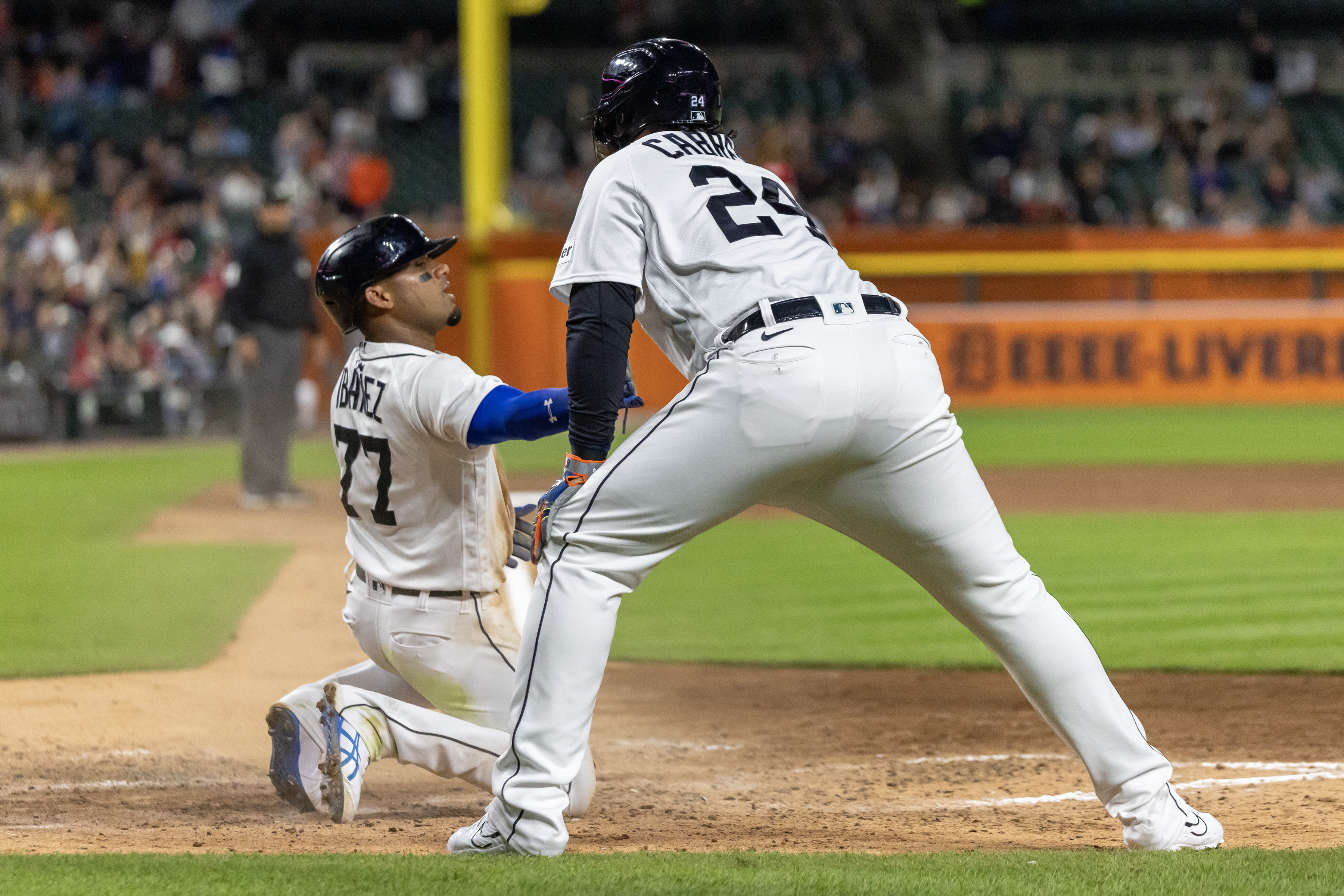 Tigers score early, but Reds win opener in 10 innings 