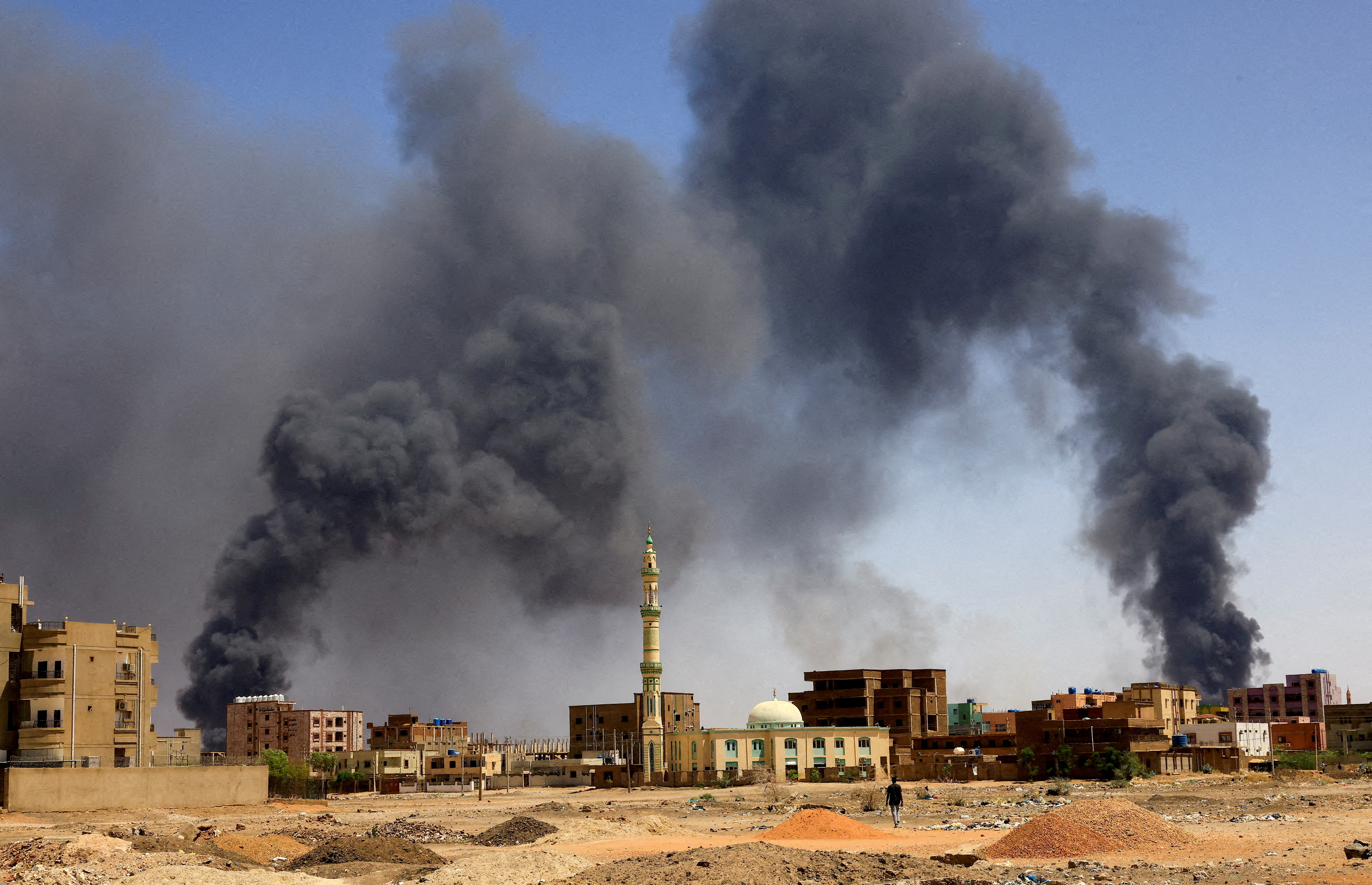 La fumée monte après des combats à Khartoum, au Soudan