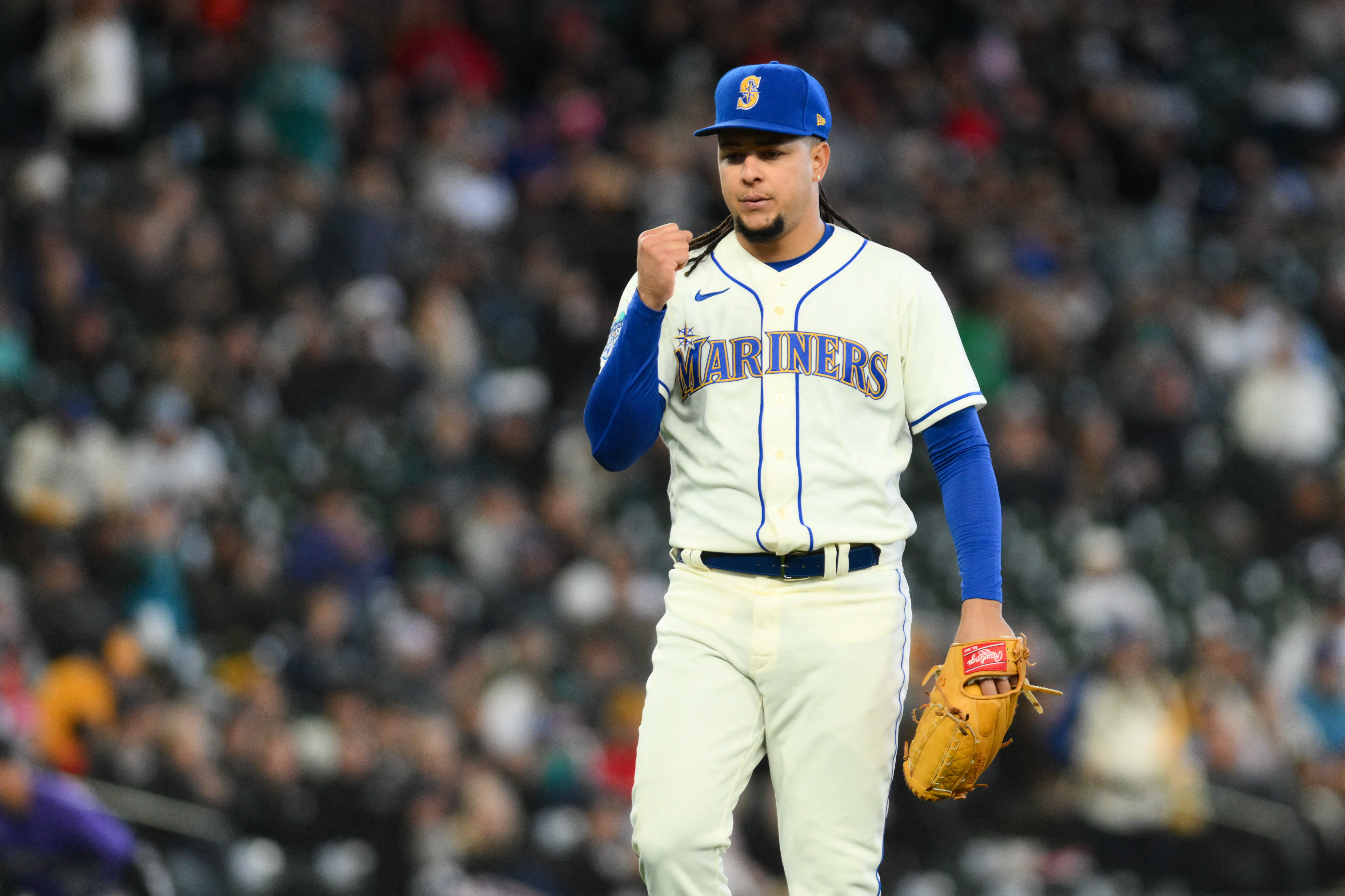 Luis Castillo flirts with perfection as Mariners sweep Rockies