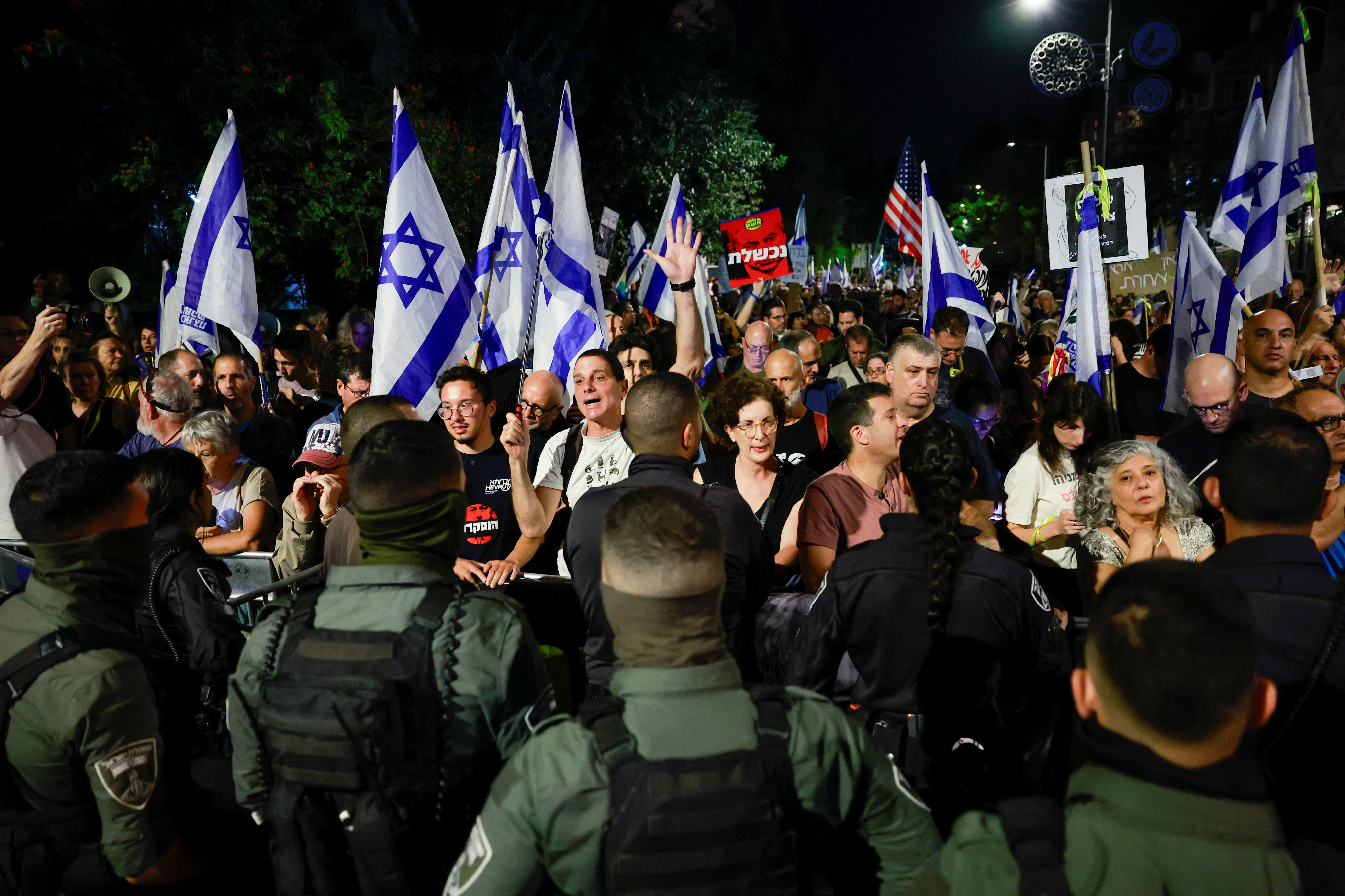 42CILKTGRFPPZAABC5ADHJGXIM MANIFESTAÇÃO EM ISRAEL : A população aglomeram em frente à casa do primeiro-ministro,com bandeiras azuis e brancas e gritando “Prisão agora a Benjamin Netanyahu criminoso!”
