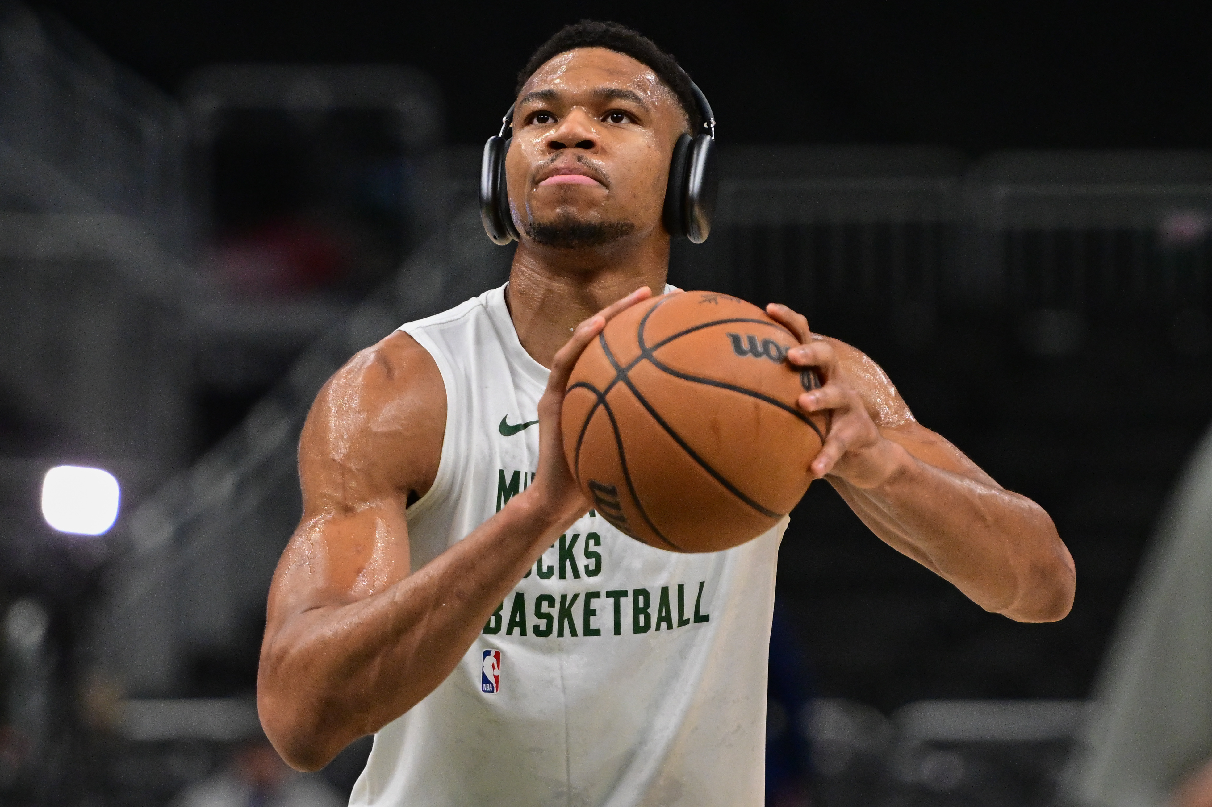 Giannis Antetokounmpo scores franchise-record 64 points, Bucks