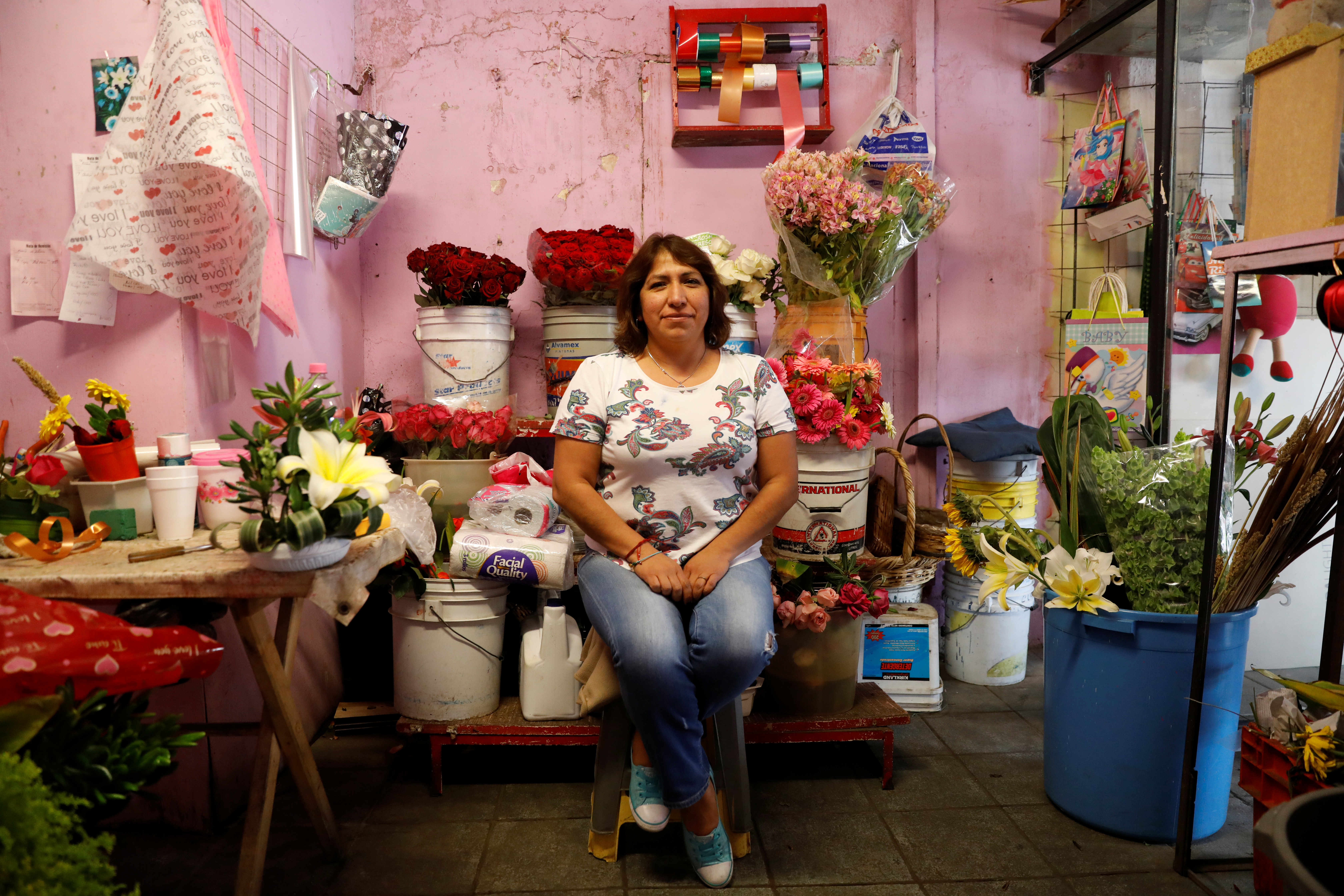 María Trinidad Pérez se encuentra dentro de una tienda de flores en Ecatepec, México