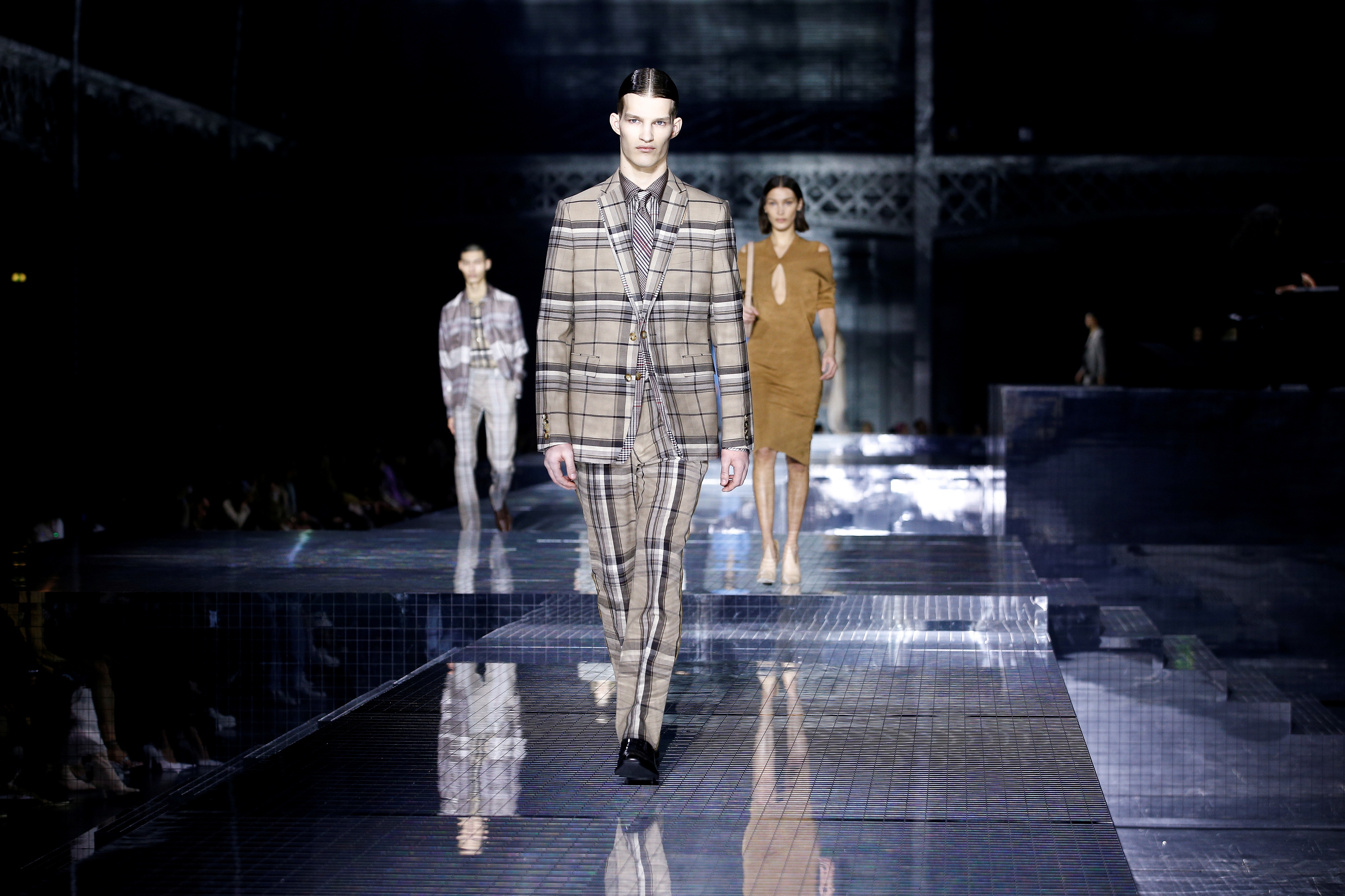 stille Borger Hjemland From Italian glitz to British rainwear: Versace boss joins Burberry |  Reuters
