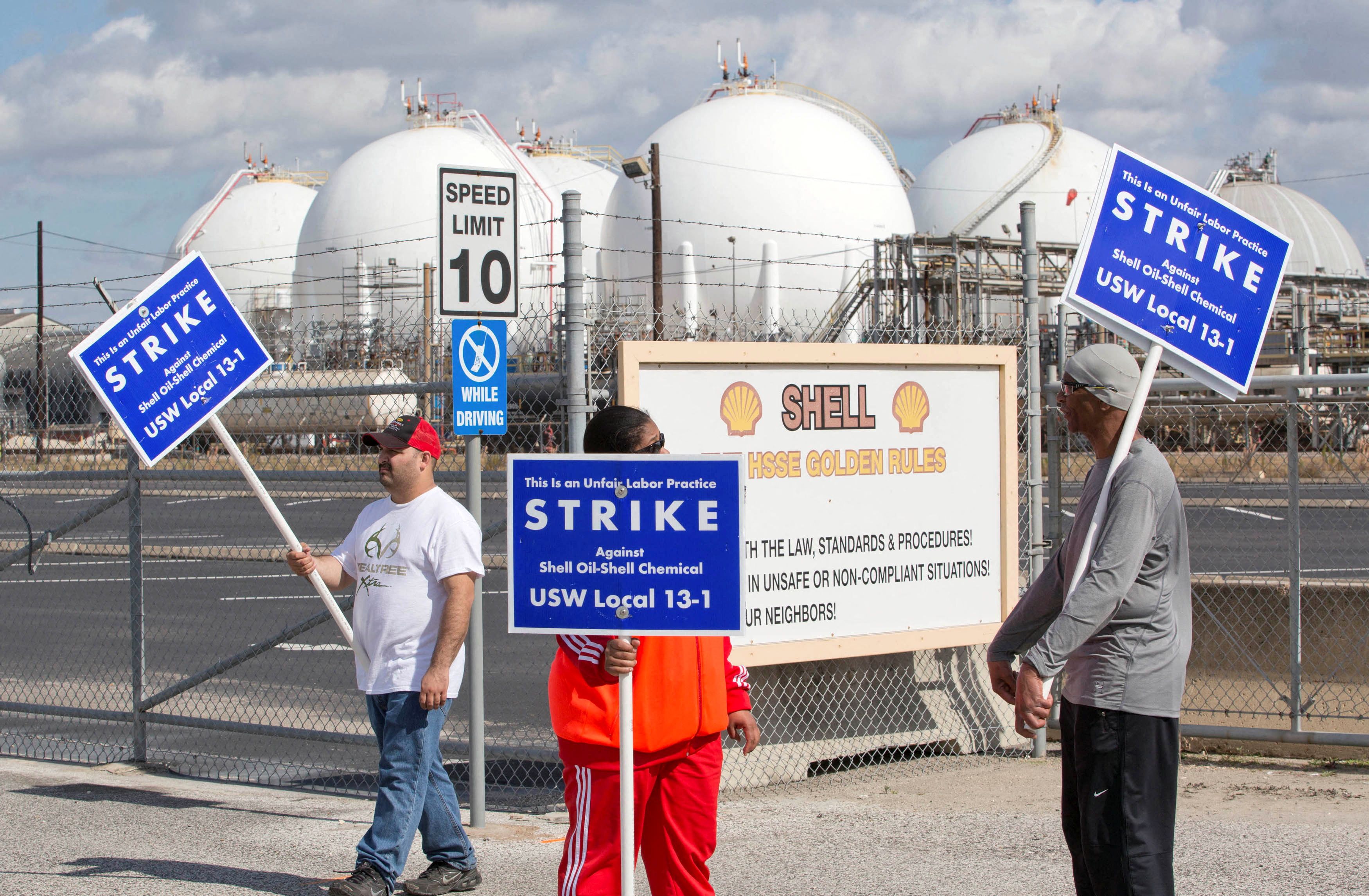 Workers from the United Steelworkers (USW) union walk a picket line outside the Shell Oil Deer Park Refinery in Deer Park, Texas February 1, 2015.  REUTERS/Richard Carson/File Photo