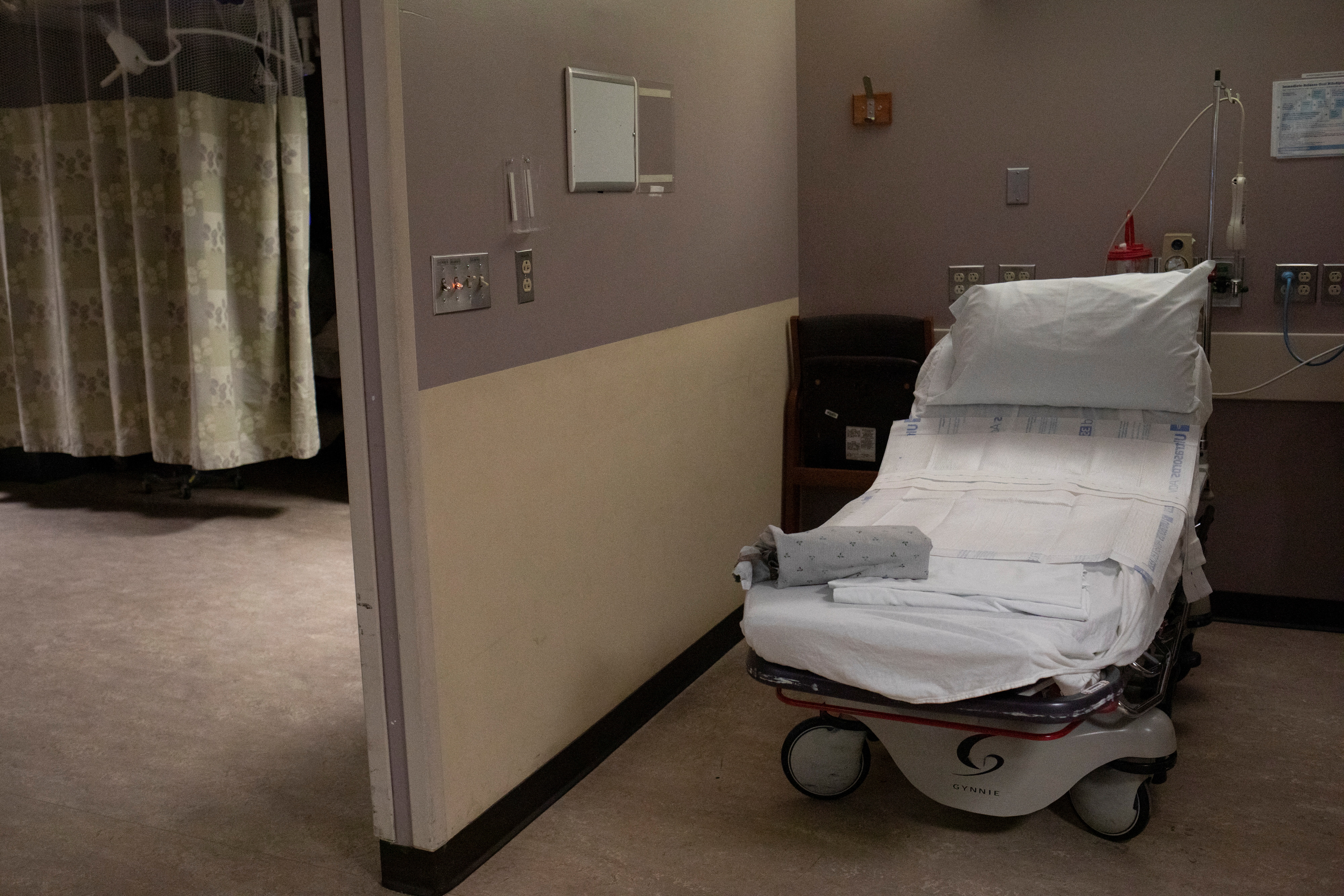 An empty patient bed is seen at a Hospital in Michigan, U.S., February 1, 2022.  REUTERS/Emily Elconin/File Photo