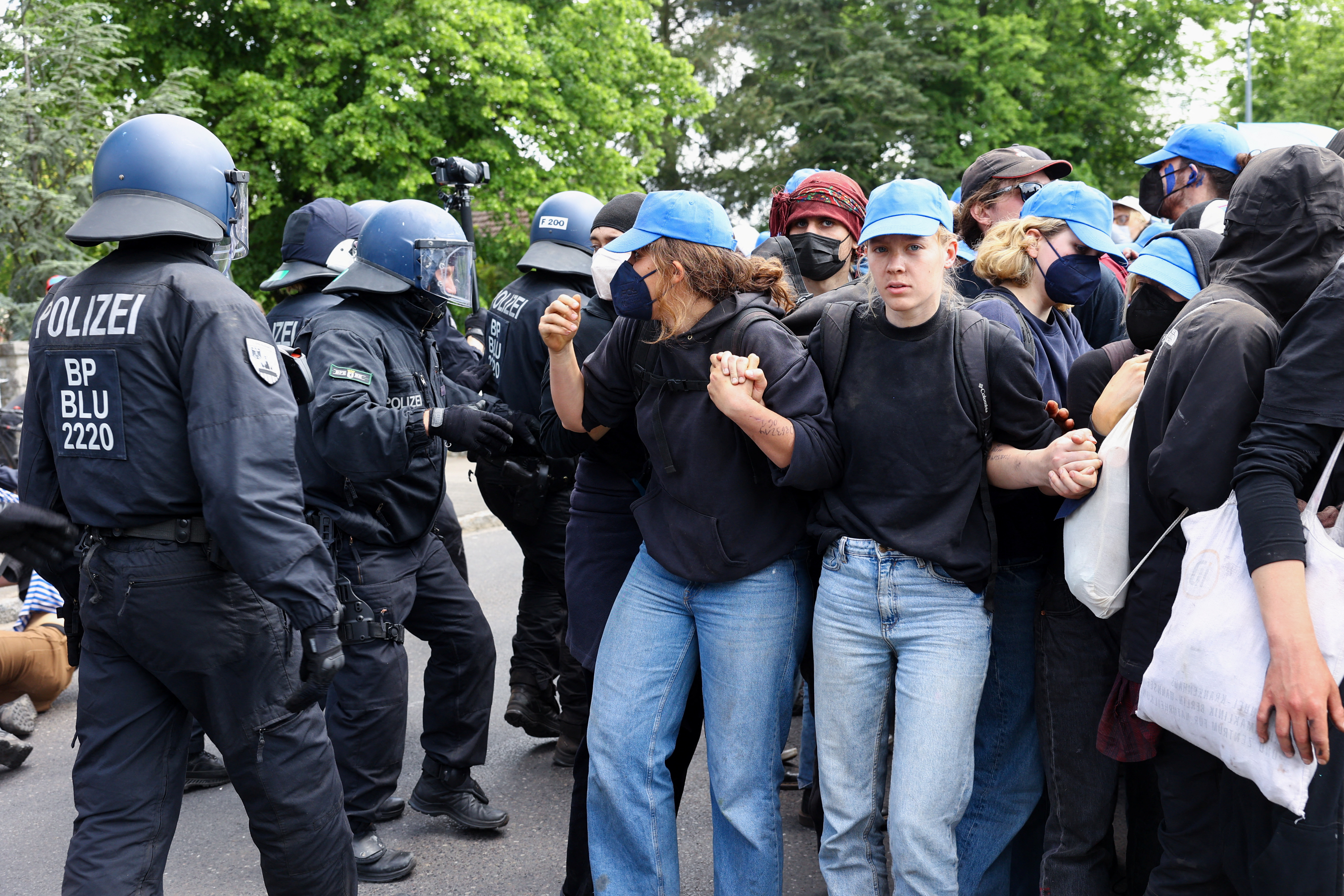 テスラのドイツ工場でデモ隊が警察と衝突、拡張計画に反対