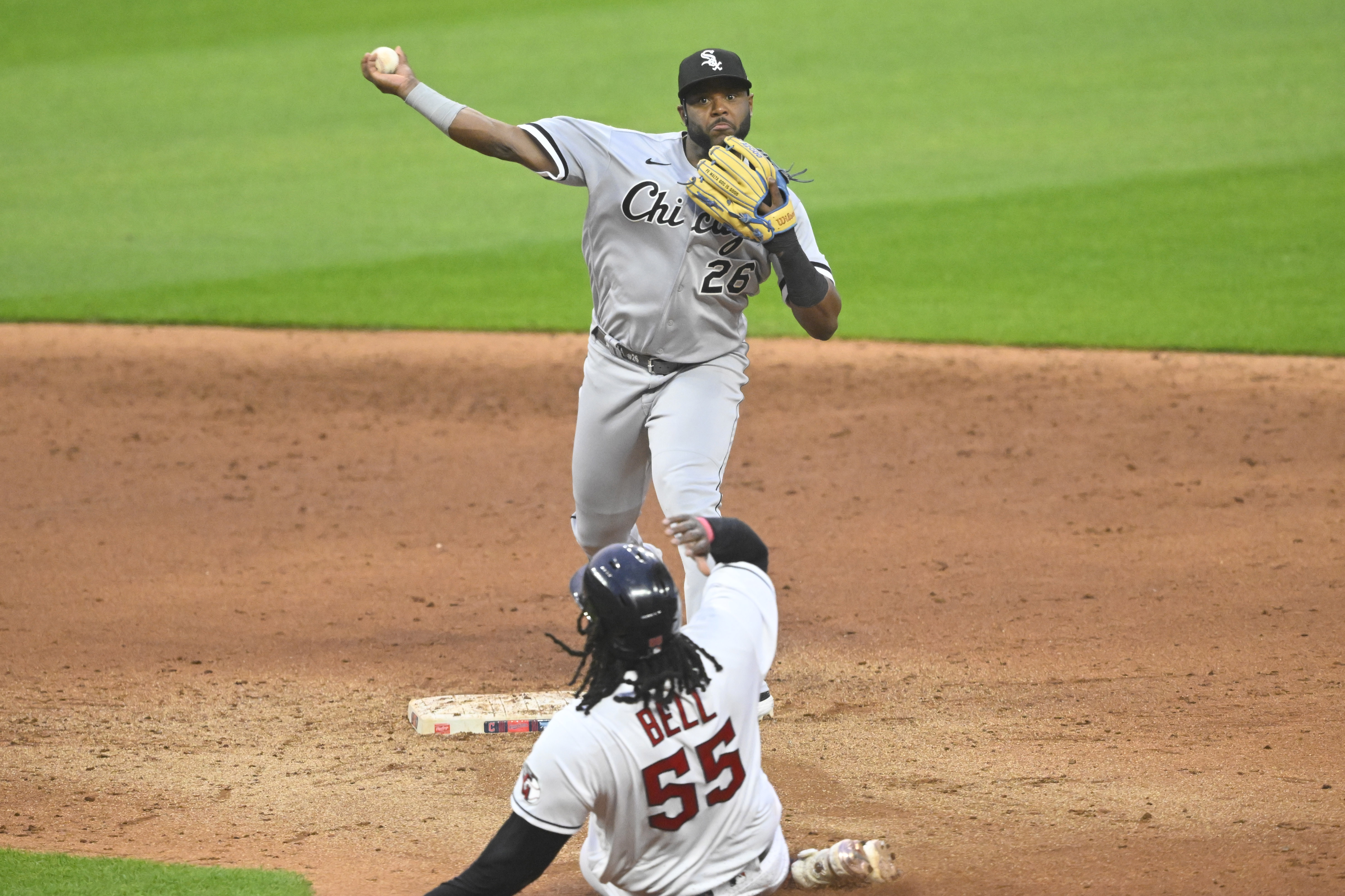 White Sox use 3-run seventh to down Guardians